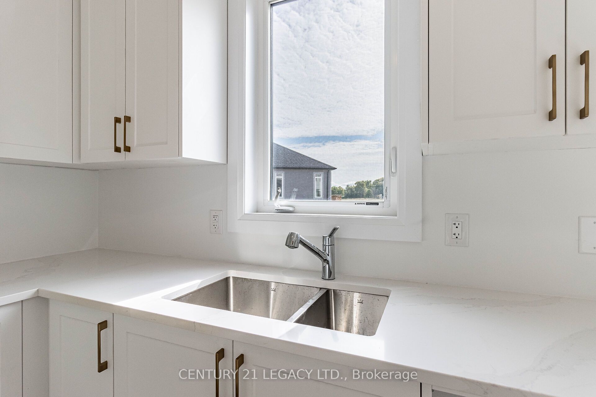 30 Union Boulevard Property Photo 9
