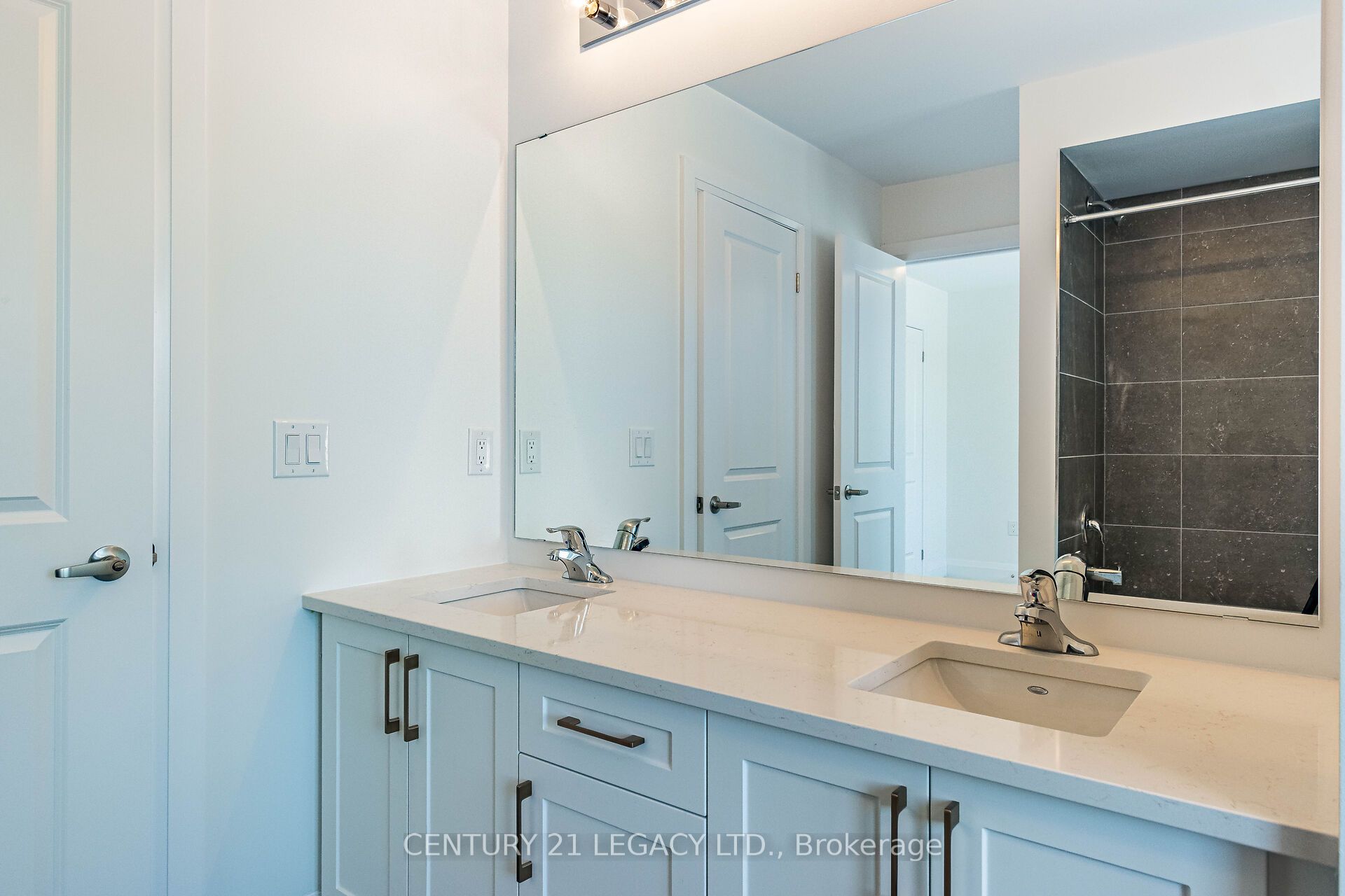 30 Union Boulevard Property Photo 25