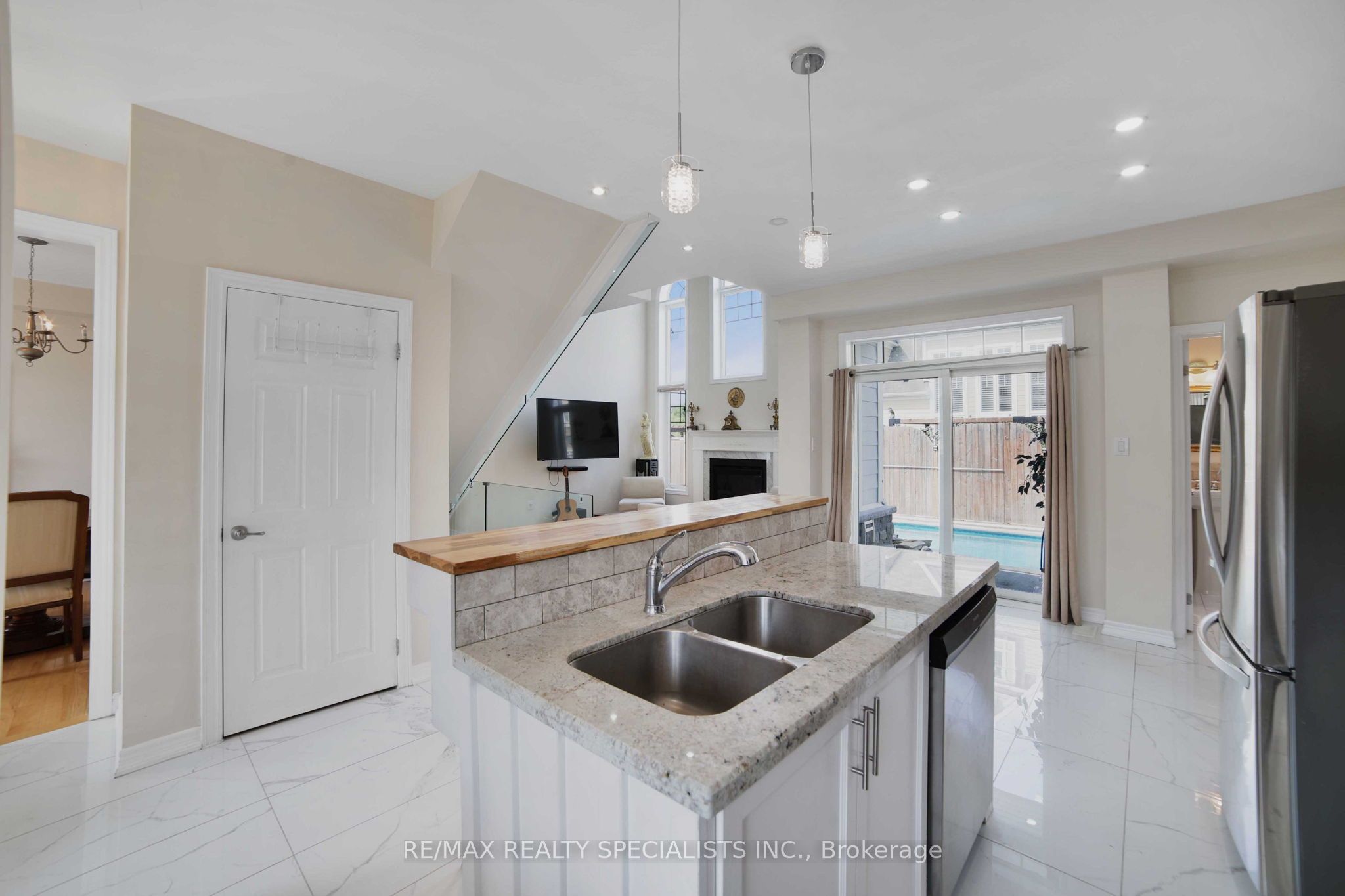 61 Riverwalk Place Property Photo 10