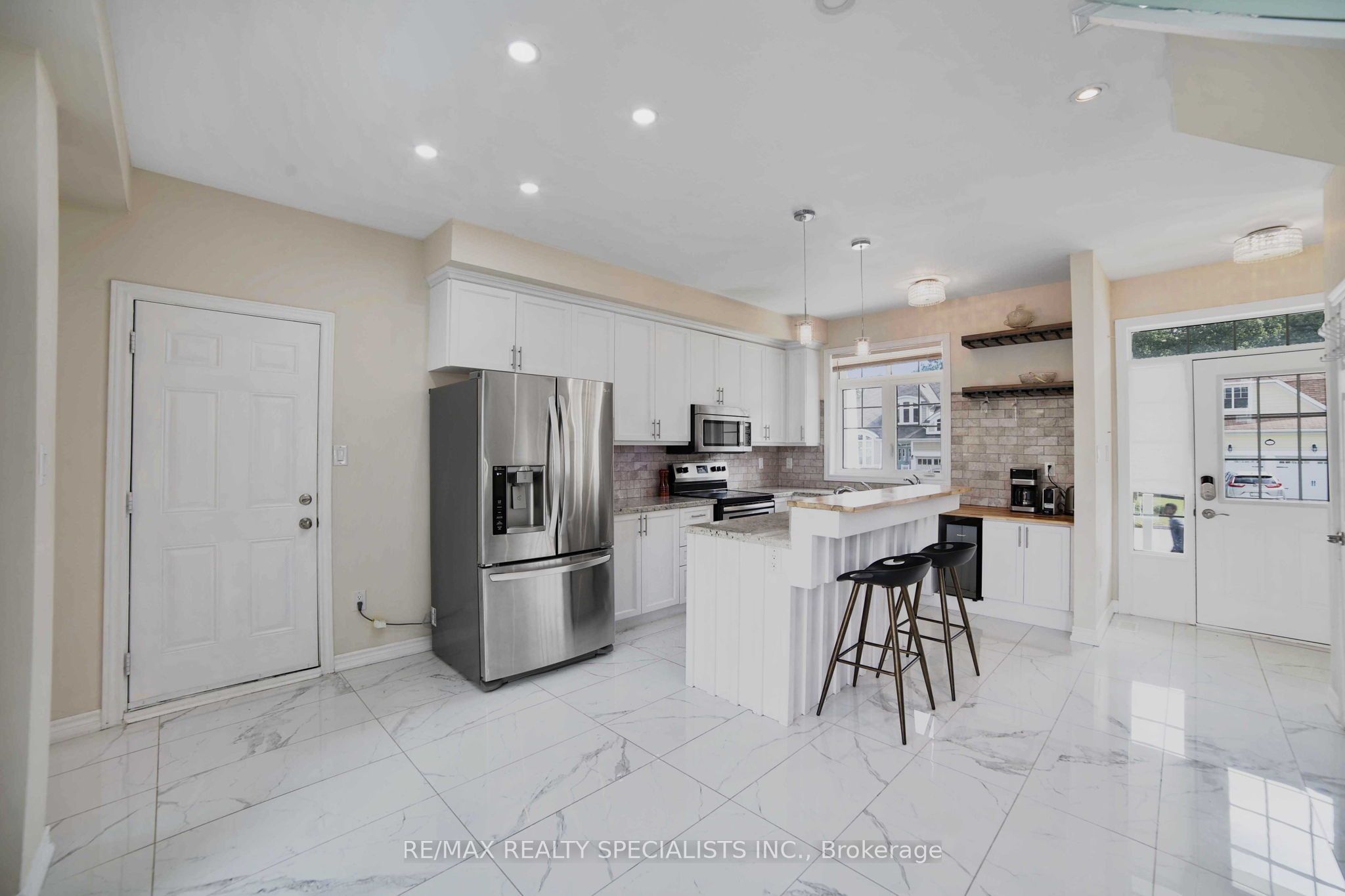 61 Riverwalk Place Property Photo 12