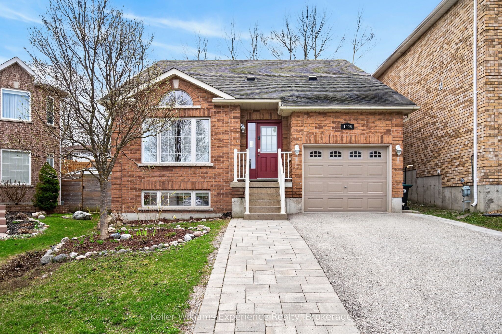 1005 Whitney Crescent Property Photo 1