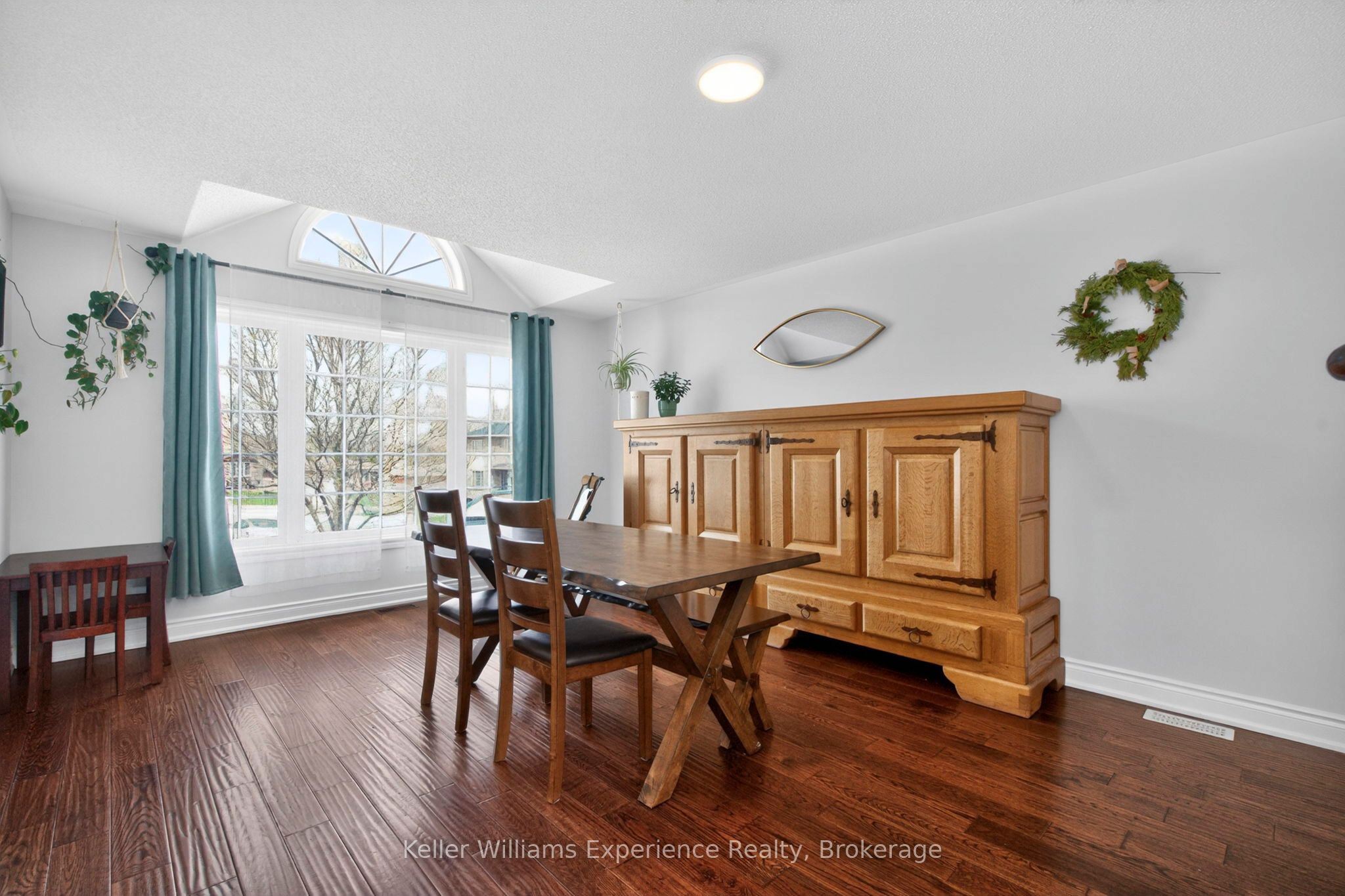 1005 Whitney Crescent Property Photo 5