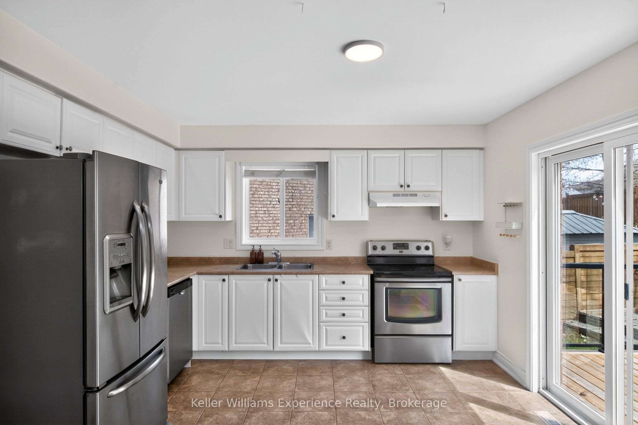 1005 Whitney Crescent Property Photo 6