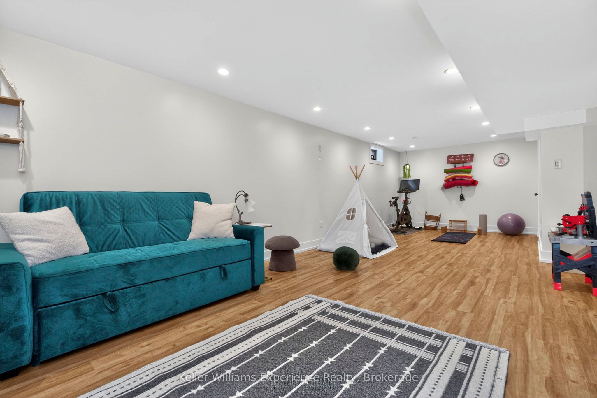 1005 Whitney Crescent Property Photo 18