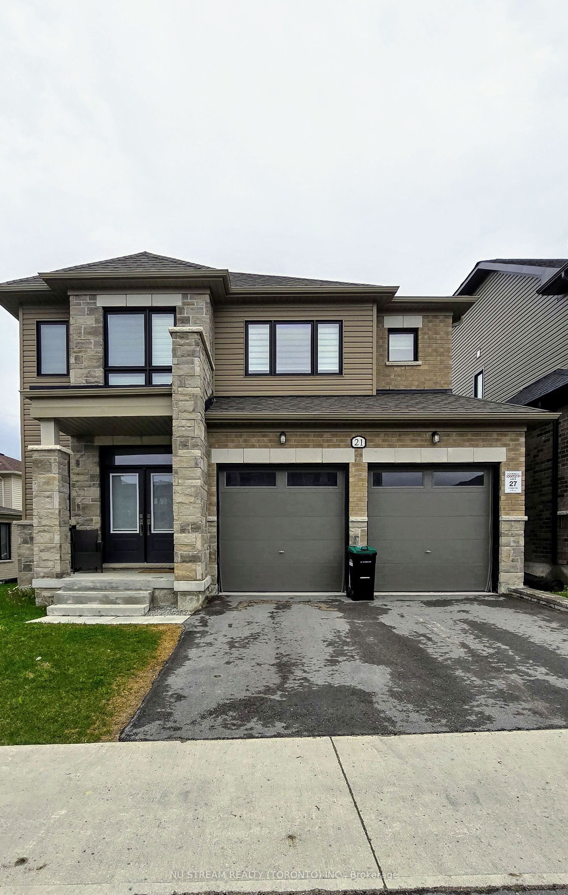 21 Abbey Crescent W Property Photo 1