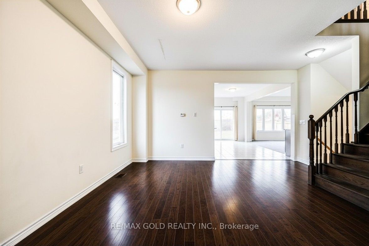 84 Atlantis Drive W Property Photo 4