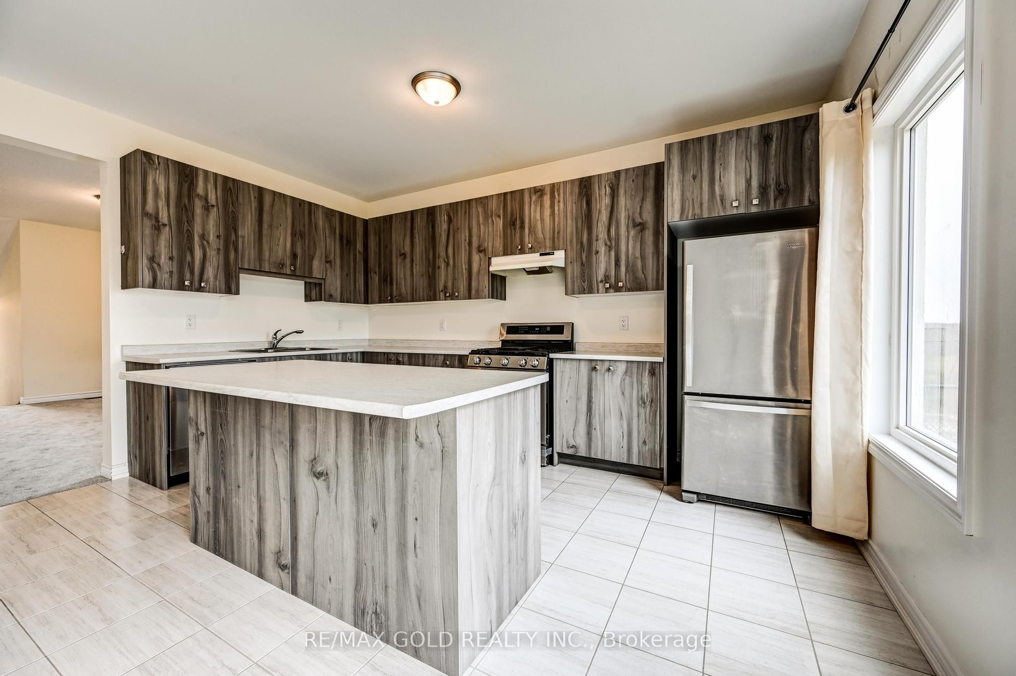 84 Atlantis Drive W Property Photo 8