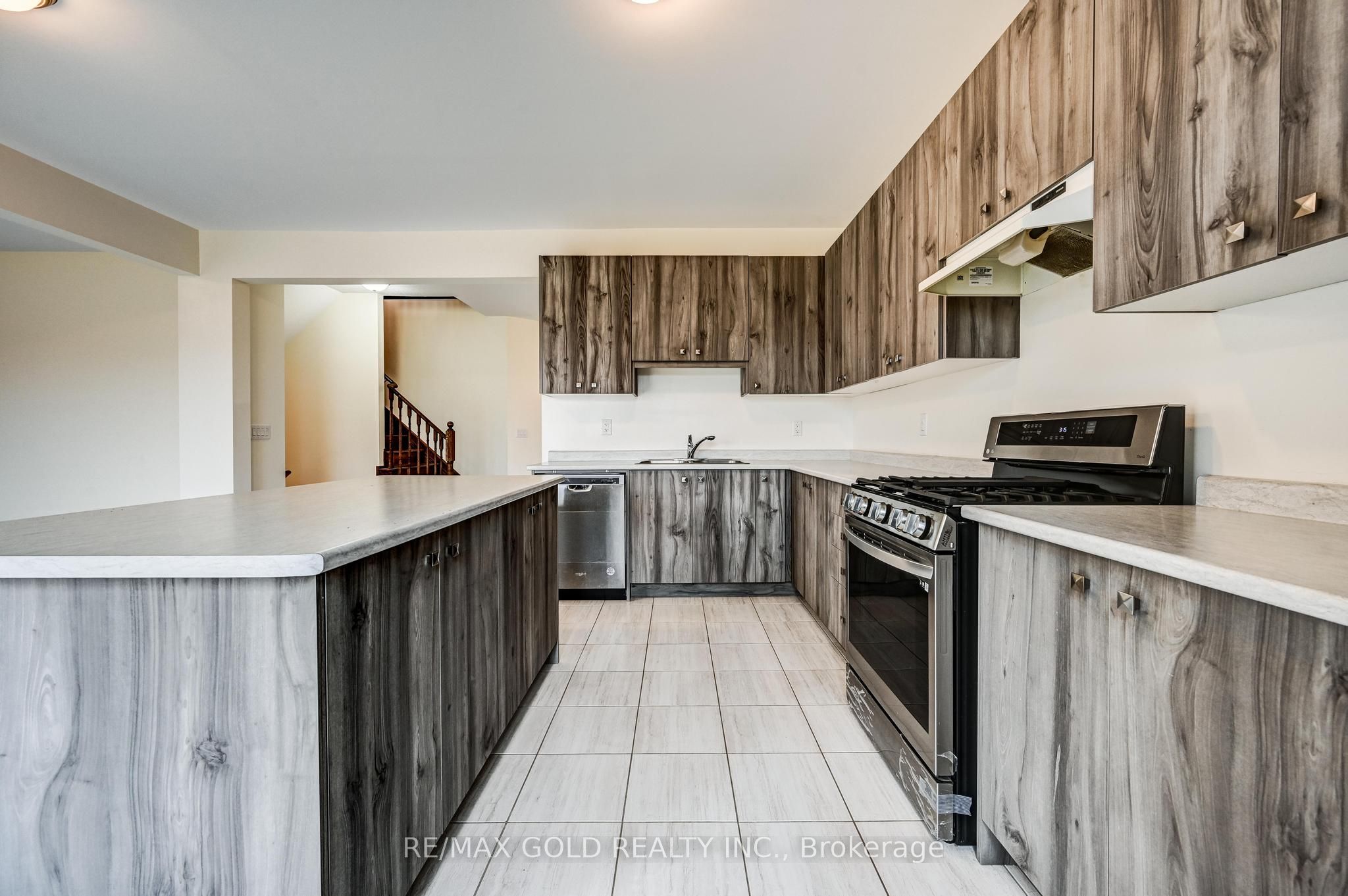 84 Atlantis Drive W Property Photo 9