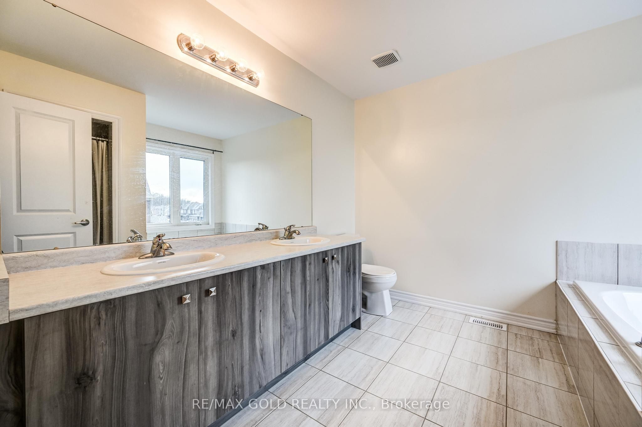 84 Atlantis Drive W Property Photo 27
