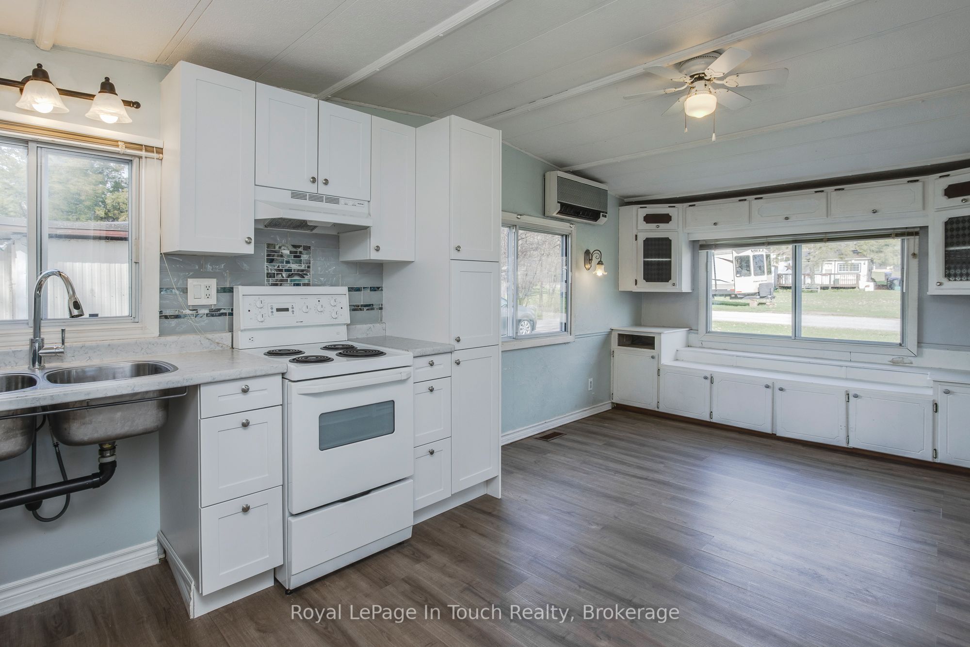 8 Lakeshore Road Property Photo 9
