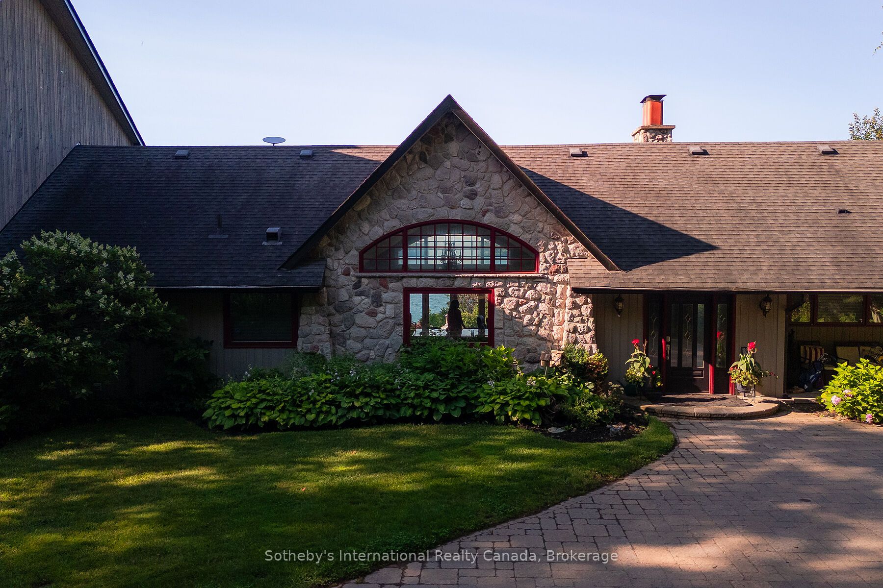 2533 Ridge Road W Property Photo 7