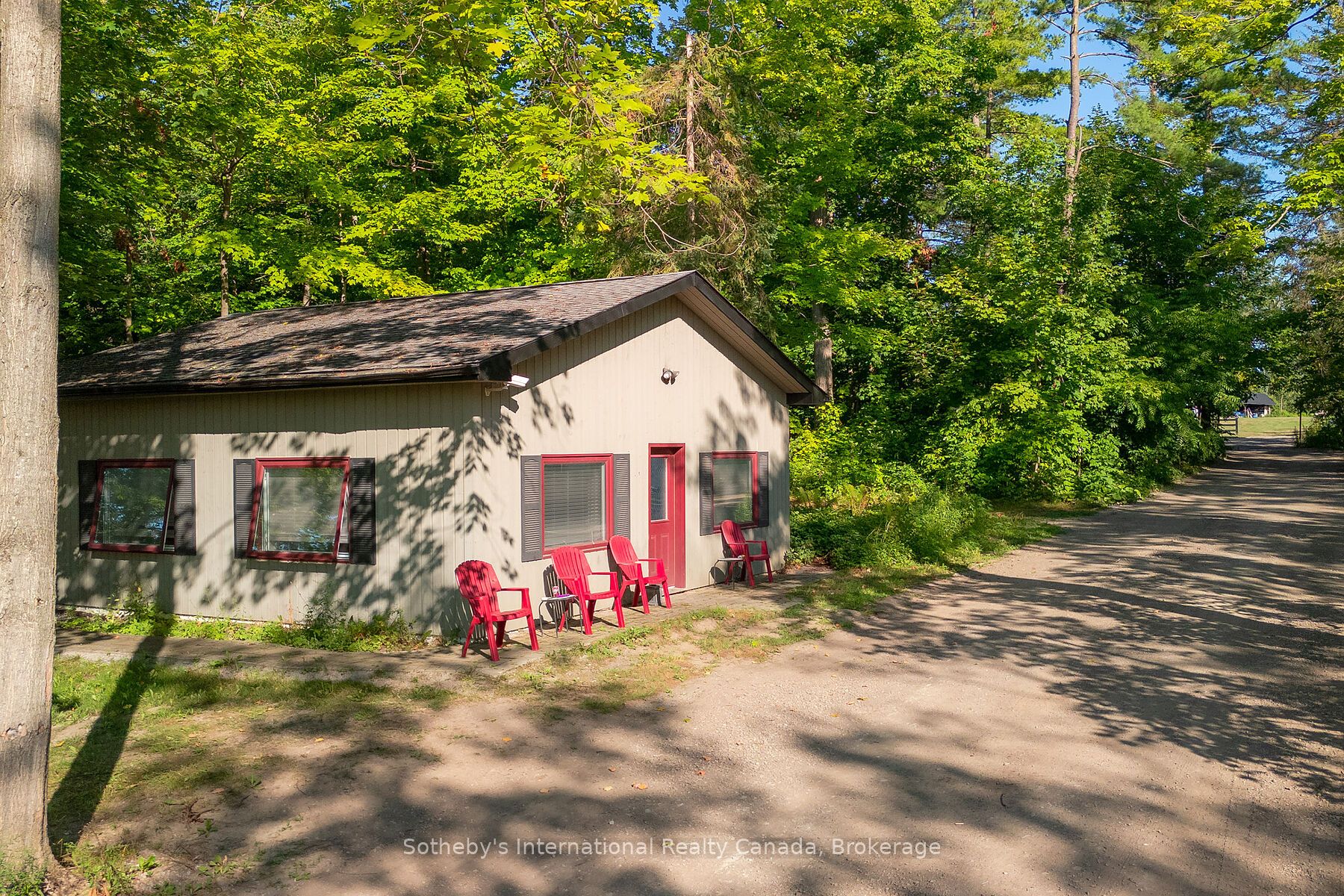 2533 Ridge Road W Property Photo 9