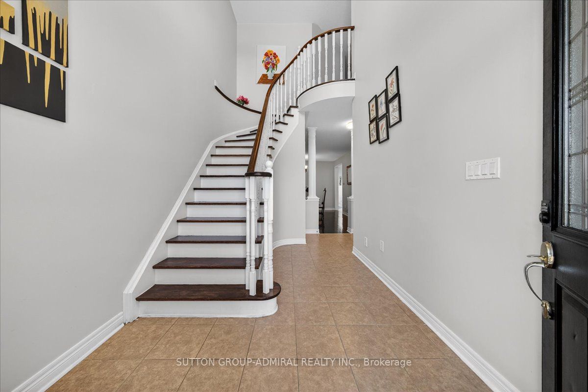6 White Crescent Property Photo 3