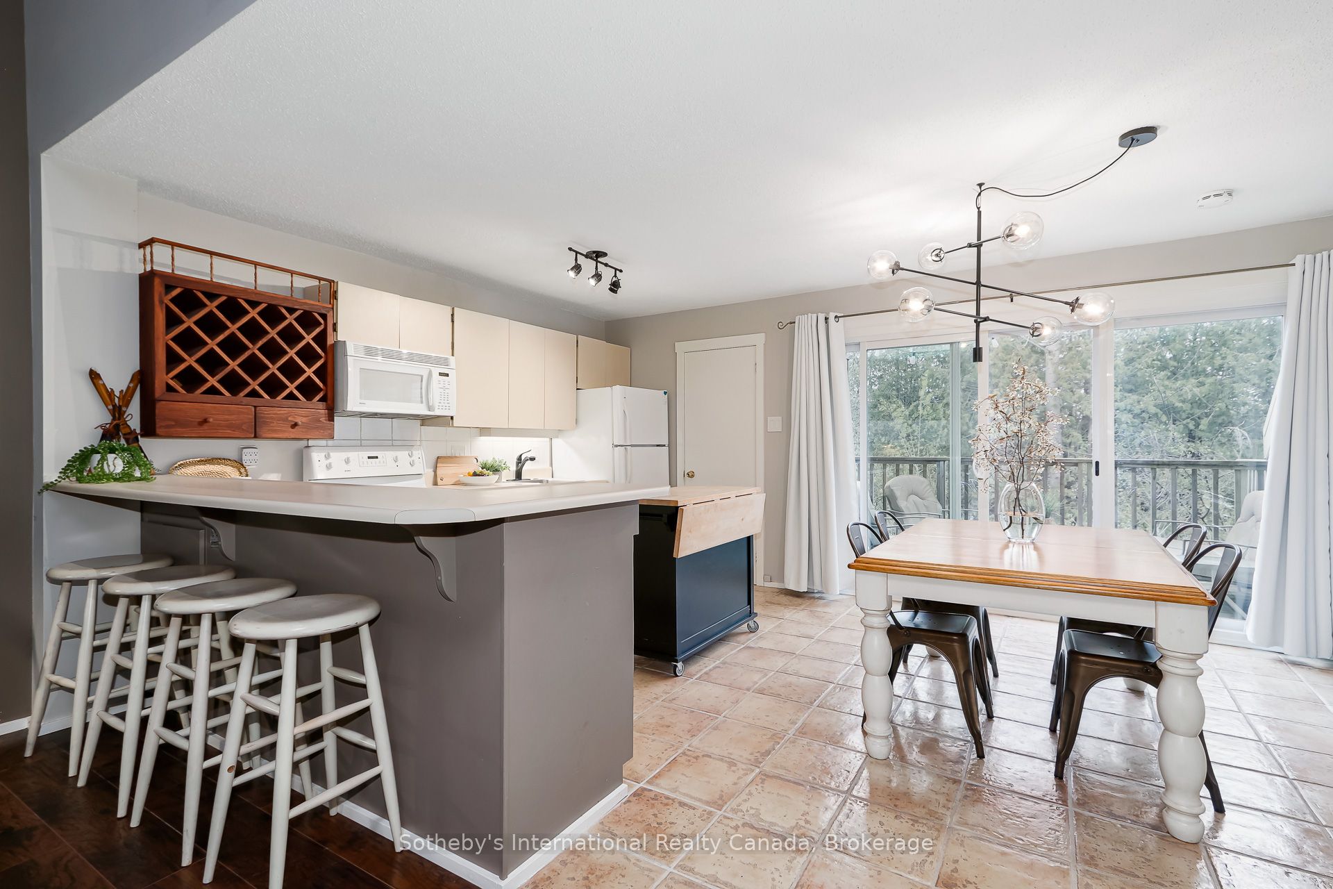 214 Escarpment Crescent 214 Property Photo 6