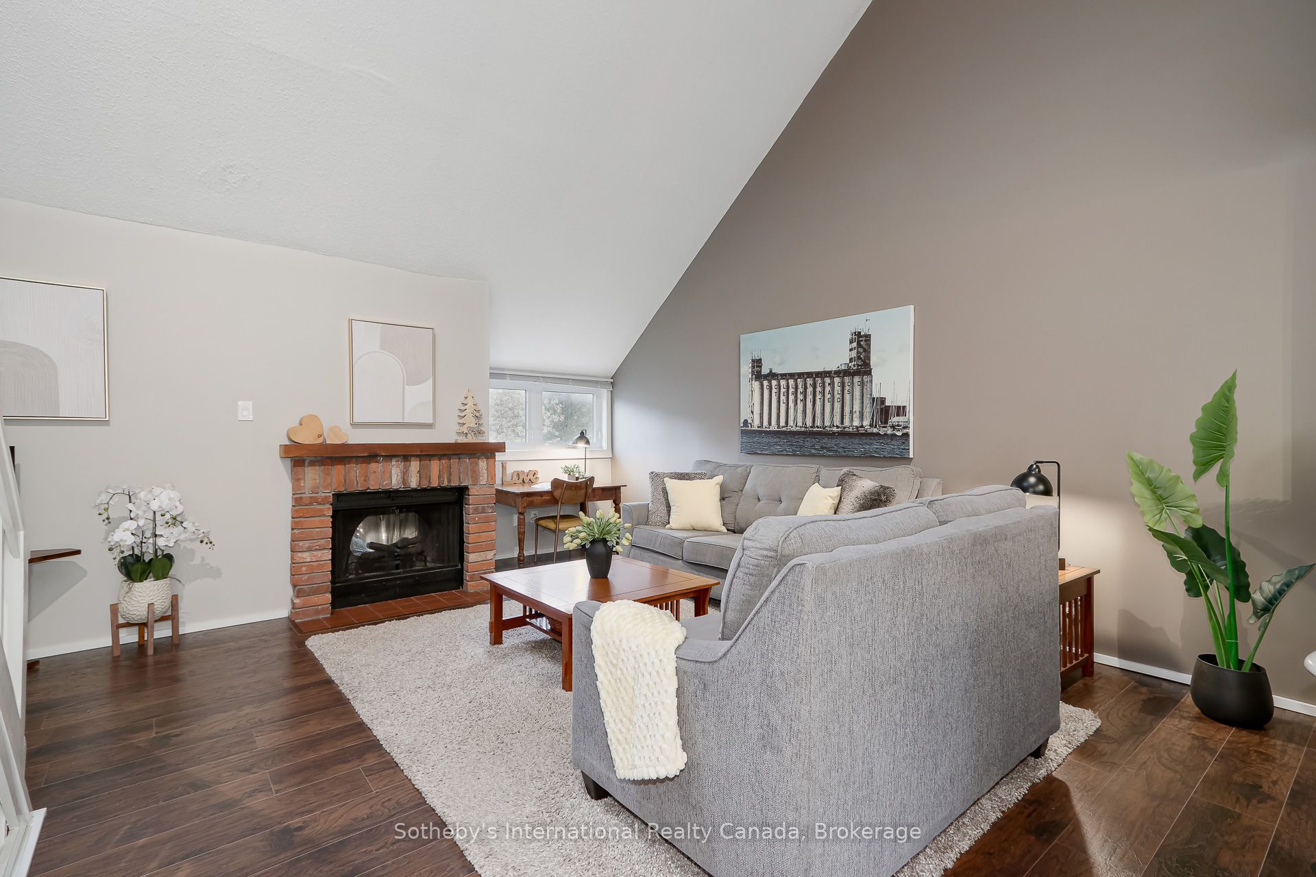 214 Escarpment Crescent 214 Property Photo 7
