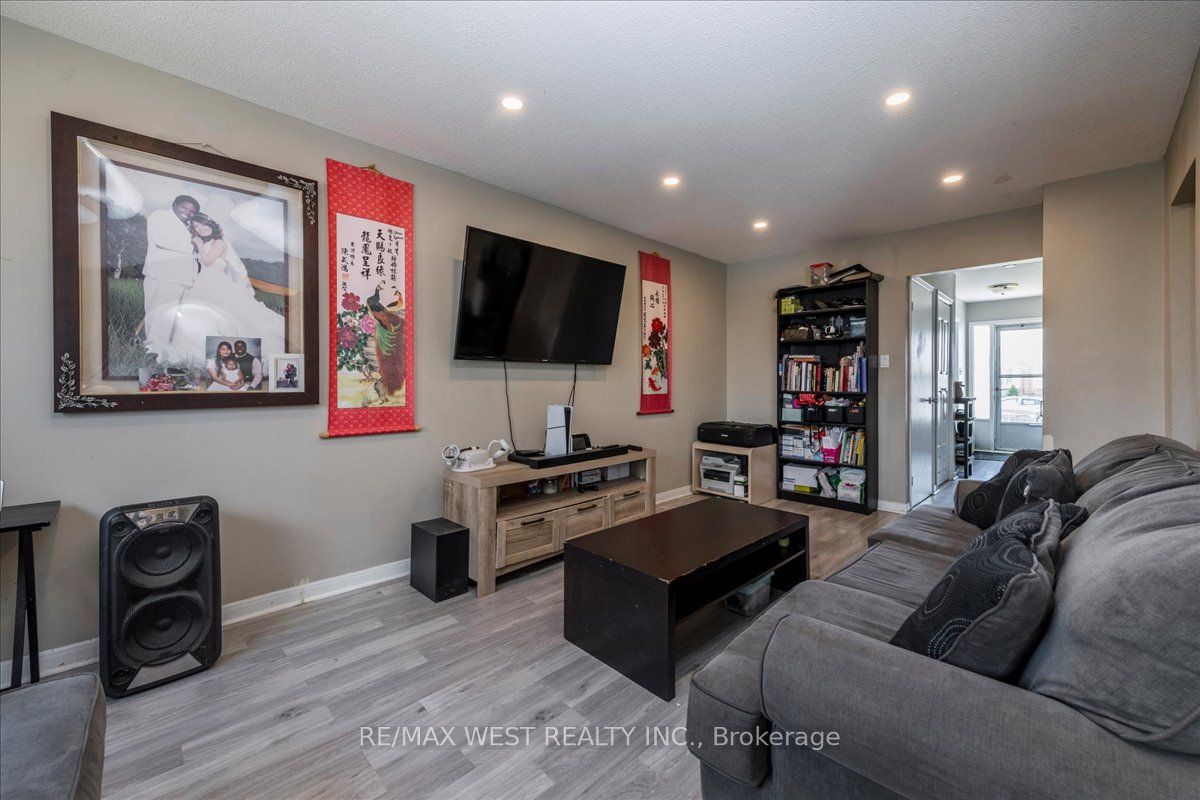 68 Chaucer Crescent Property Photo 2