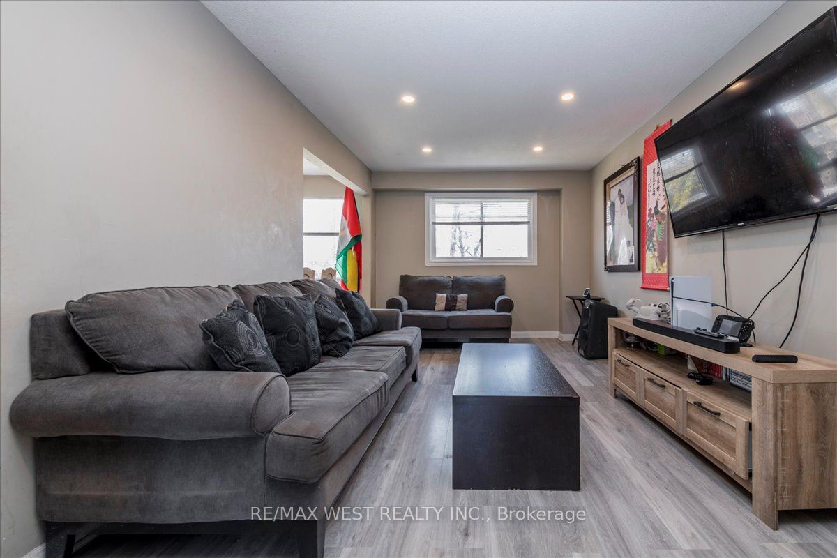 68 Chaucer Crescent Property Photo 3