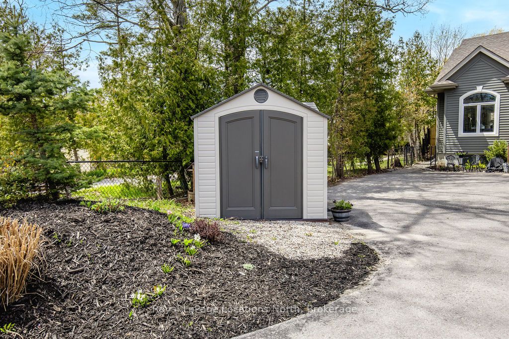 1094 River Road W Property Photo 37
