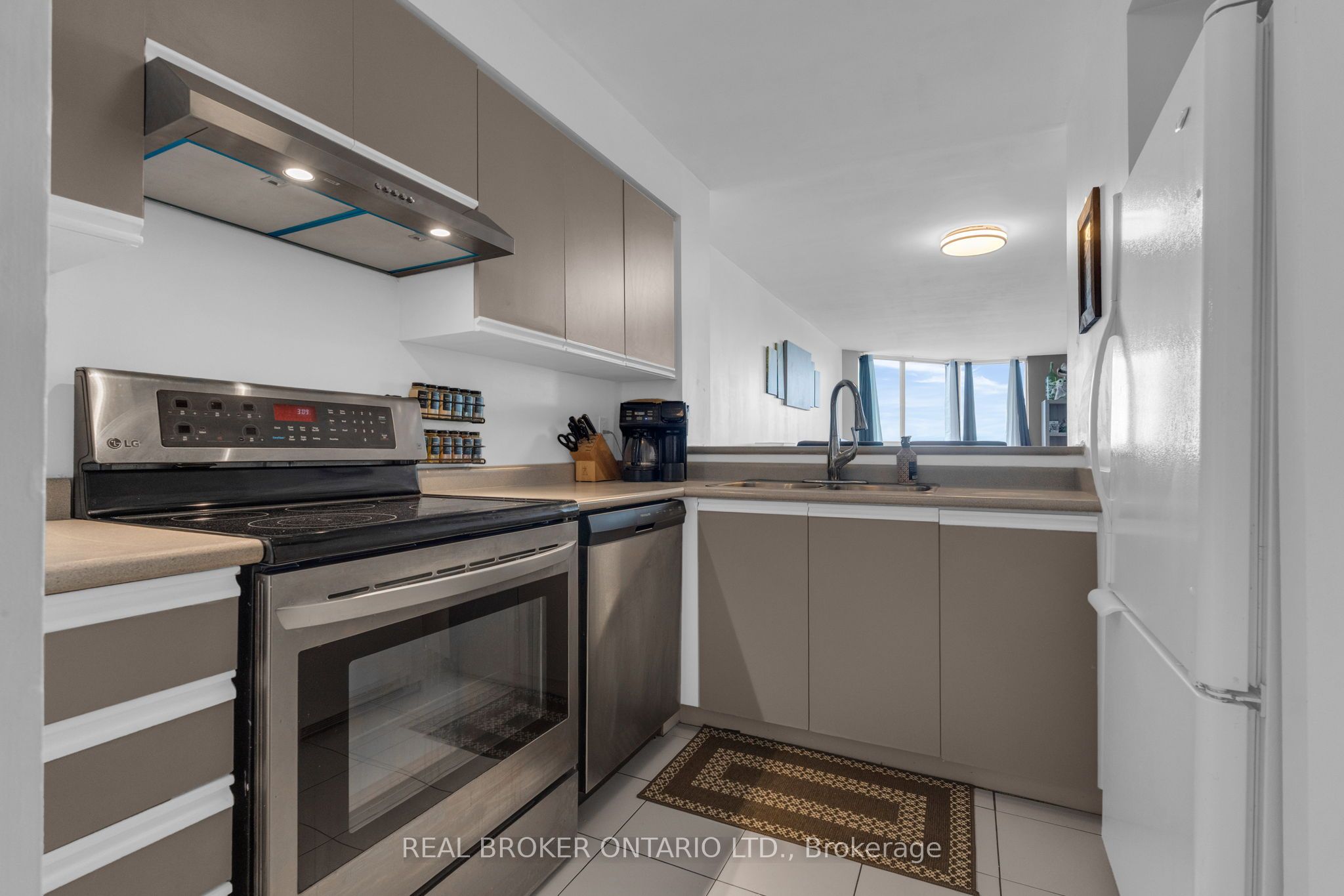 140 Dunlop Street E 704 Property Photo 4