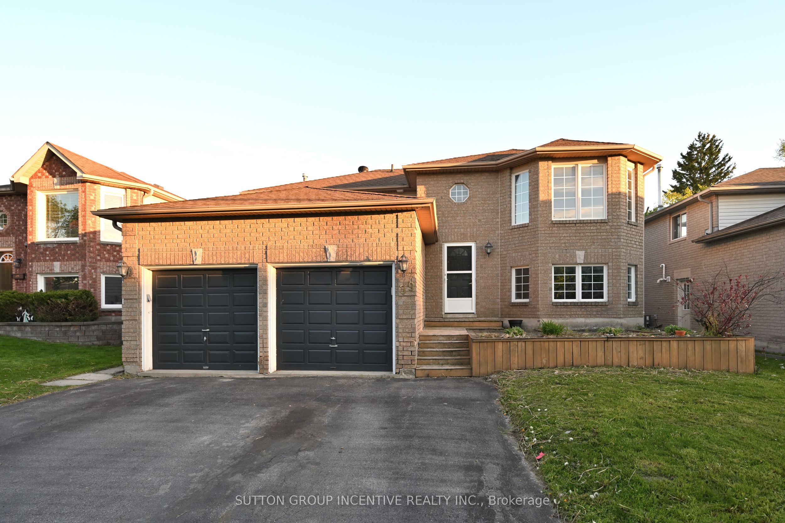 39 JONES Drive UPPER Property Photo 1
