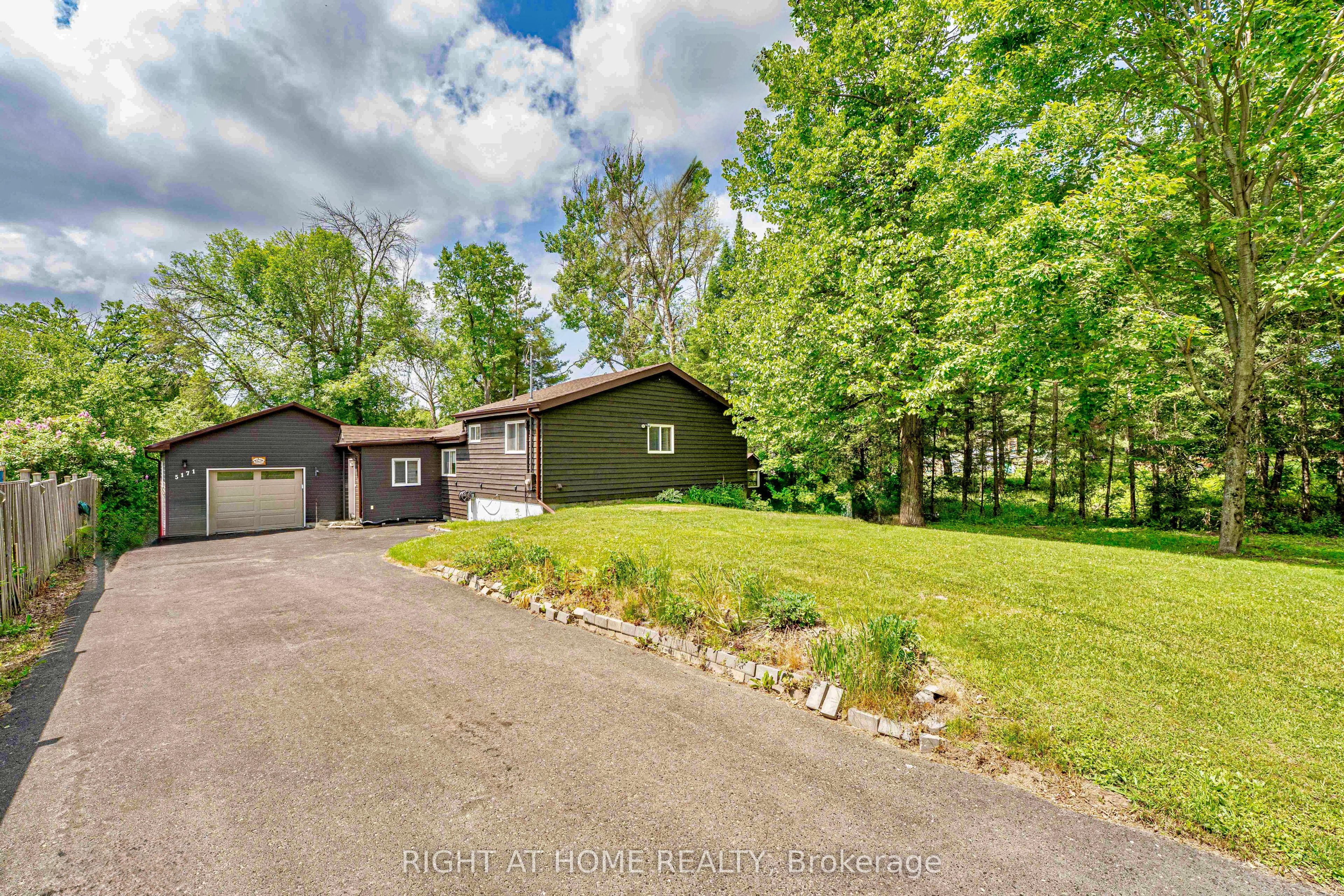 5171 Severn Pines Crescent Property Photo 2