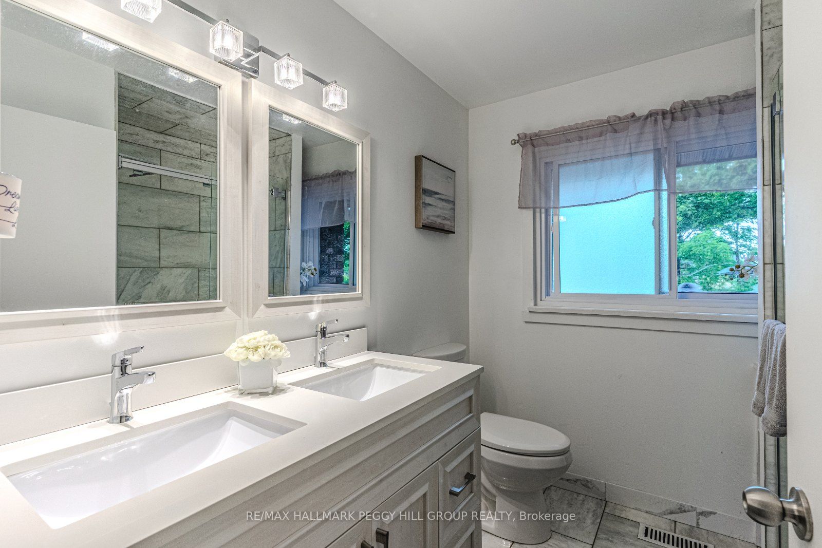 2447 Ridge Road W Property Photo 10