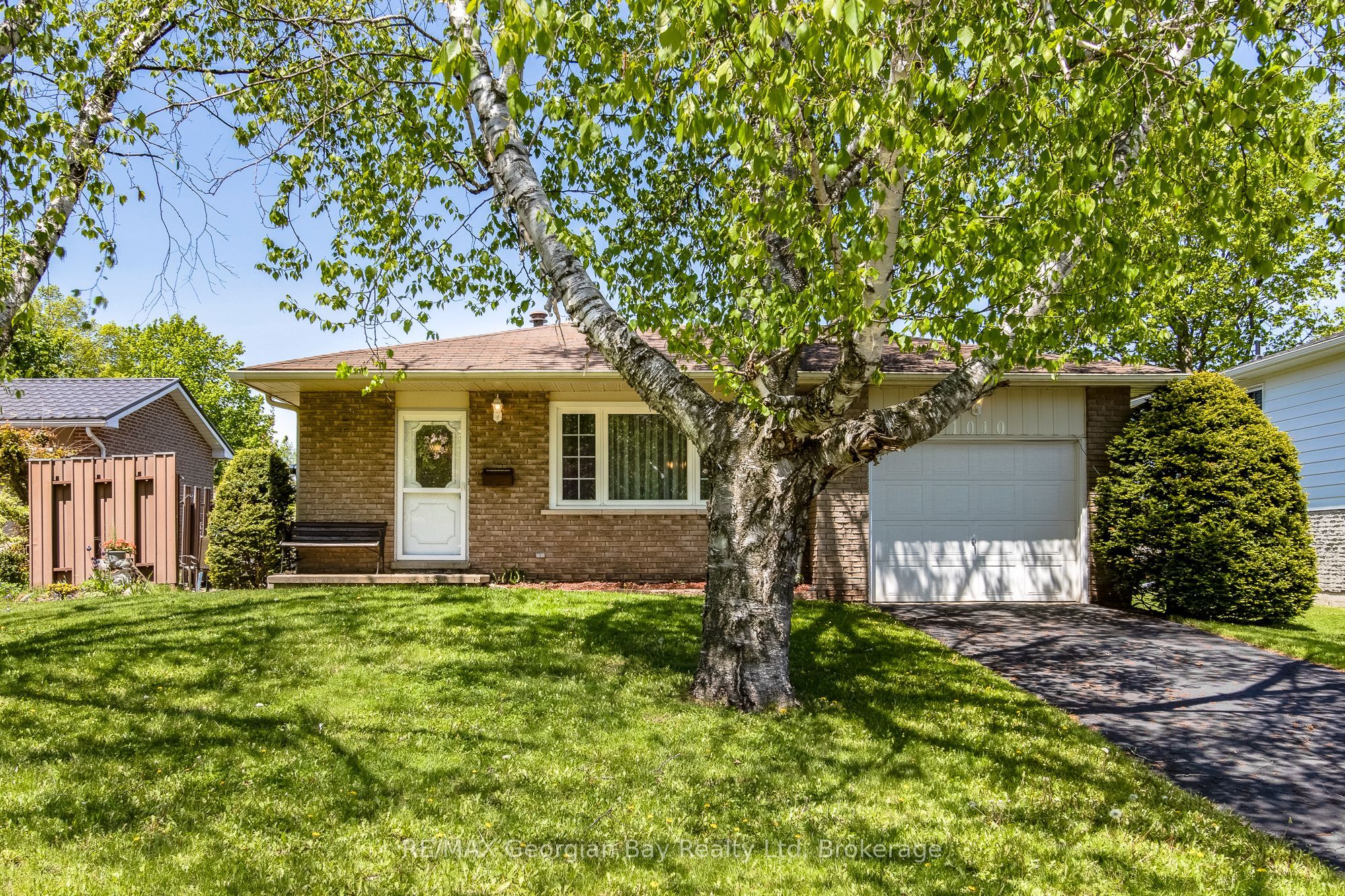 1010 Glen Eagles Crescent