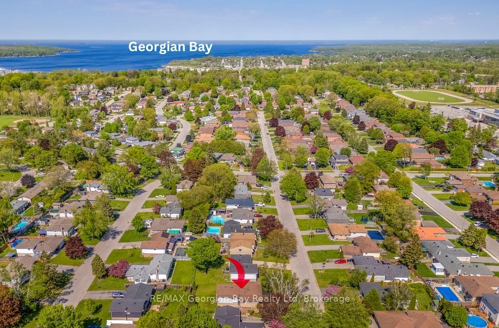 1010 Glen Eagles Crescent Property Photo 2