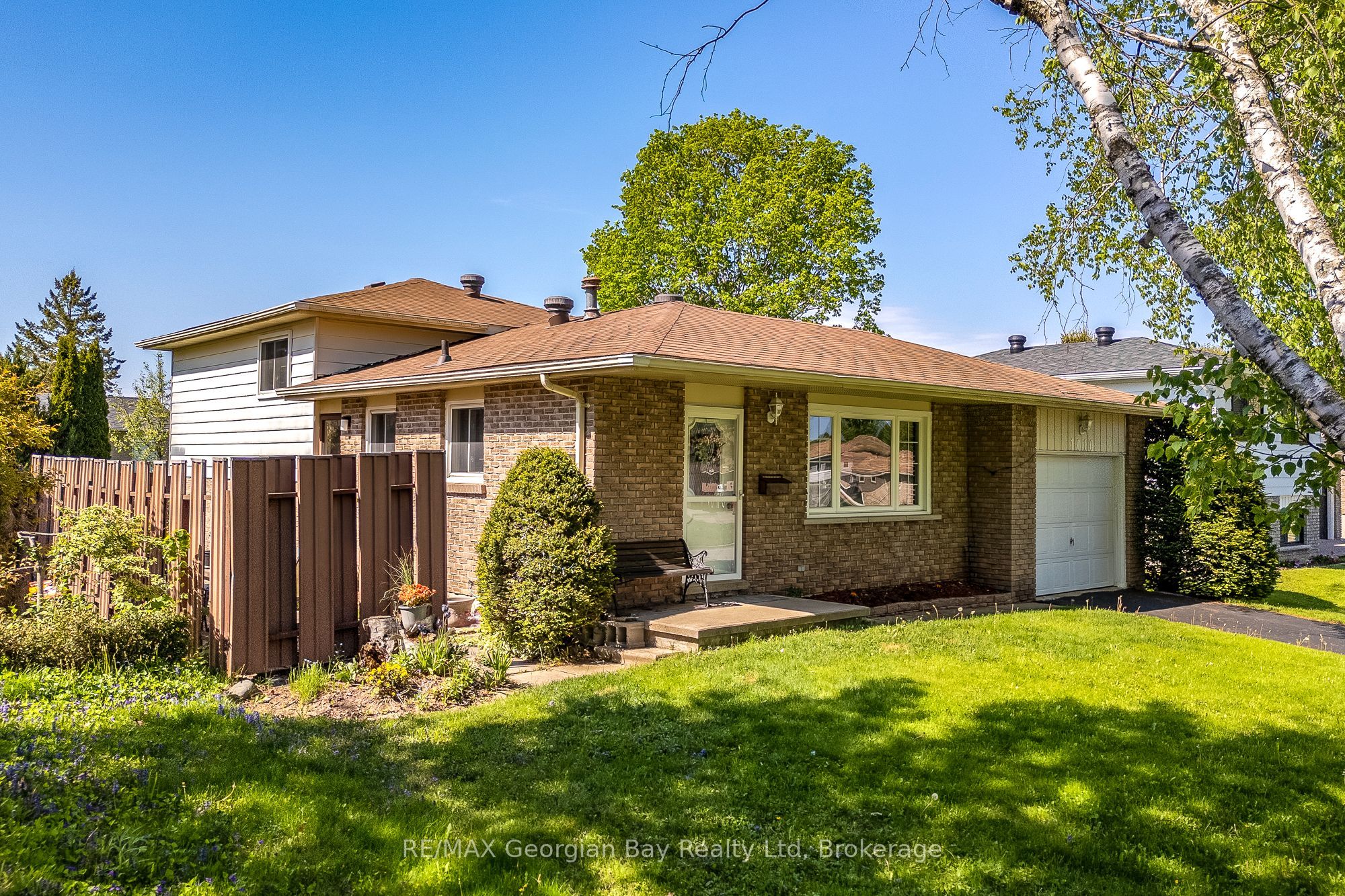 1010 Glen Eagles Crescent Property Photo 3