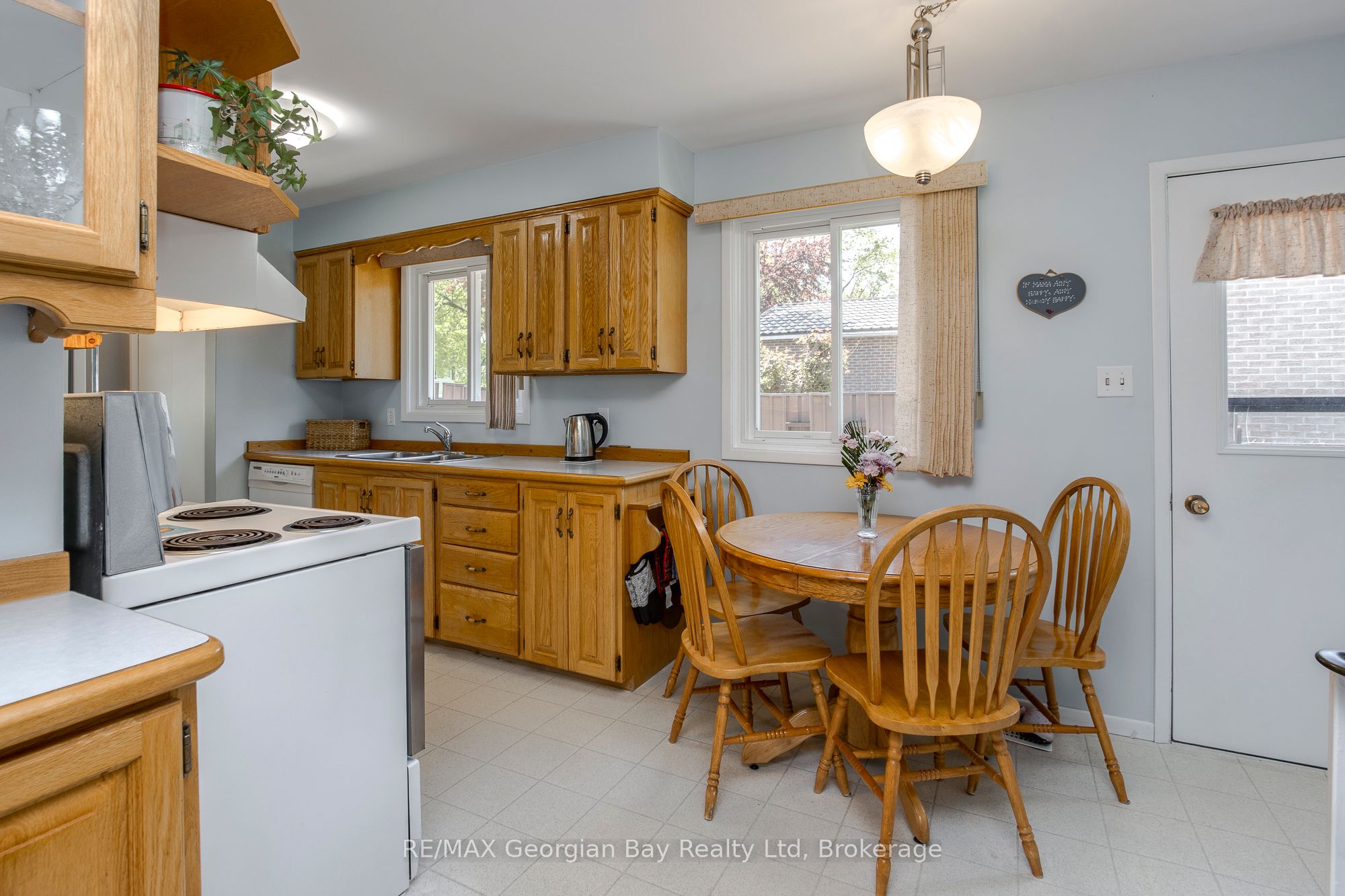 1010 Glen Eagles Crescent Property Photo 5