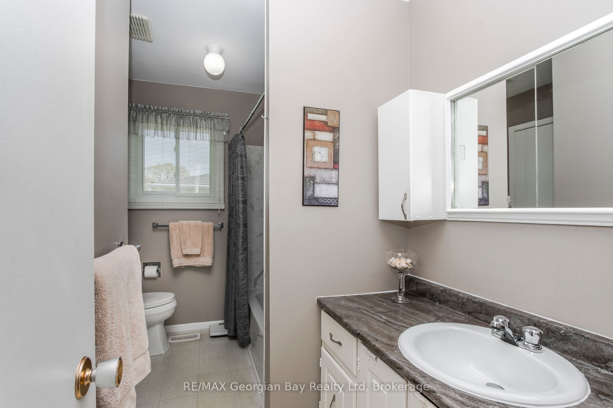 1010 Glen Eagles Crescent Property Photo 11