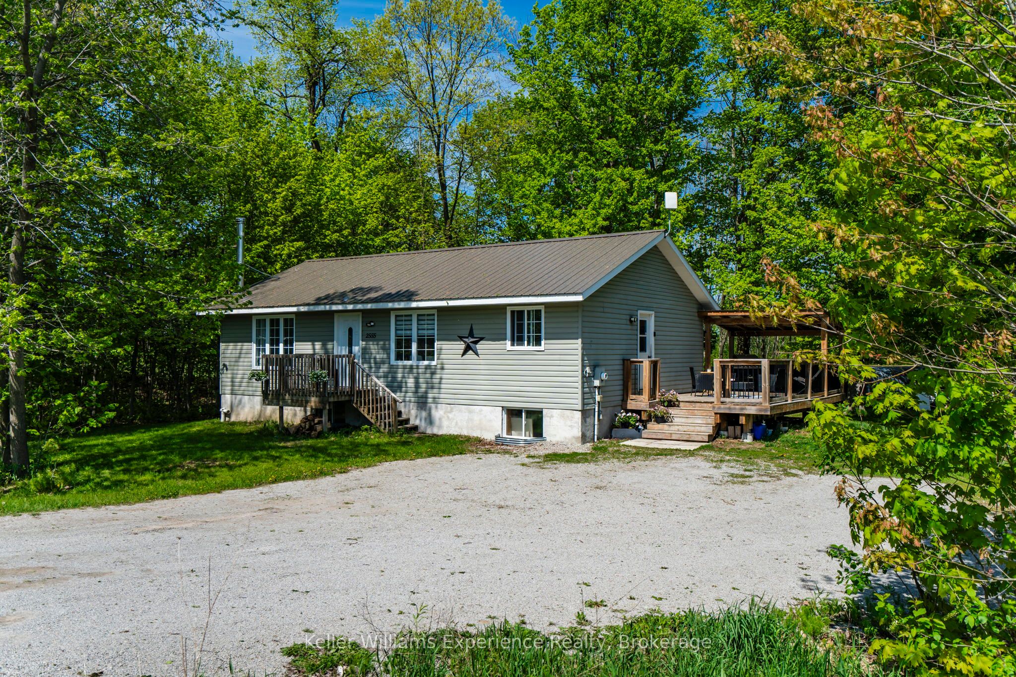 2555 Hodgins Road Property Photo 1