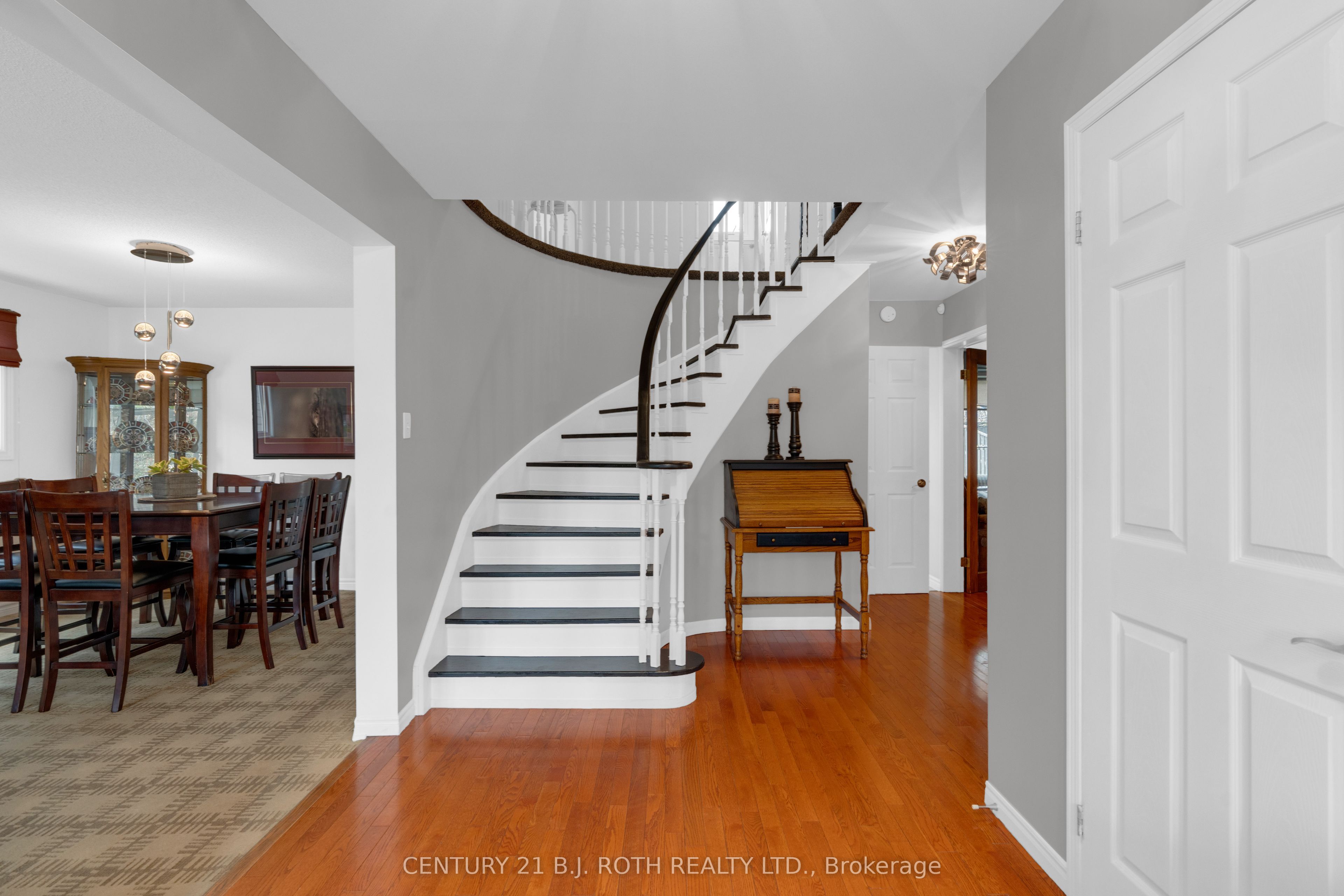 37 Laurentian Lane Property Photo 5