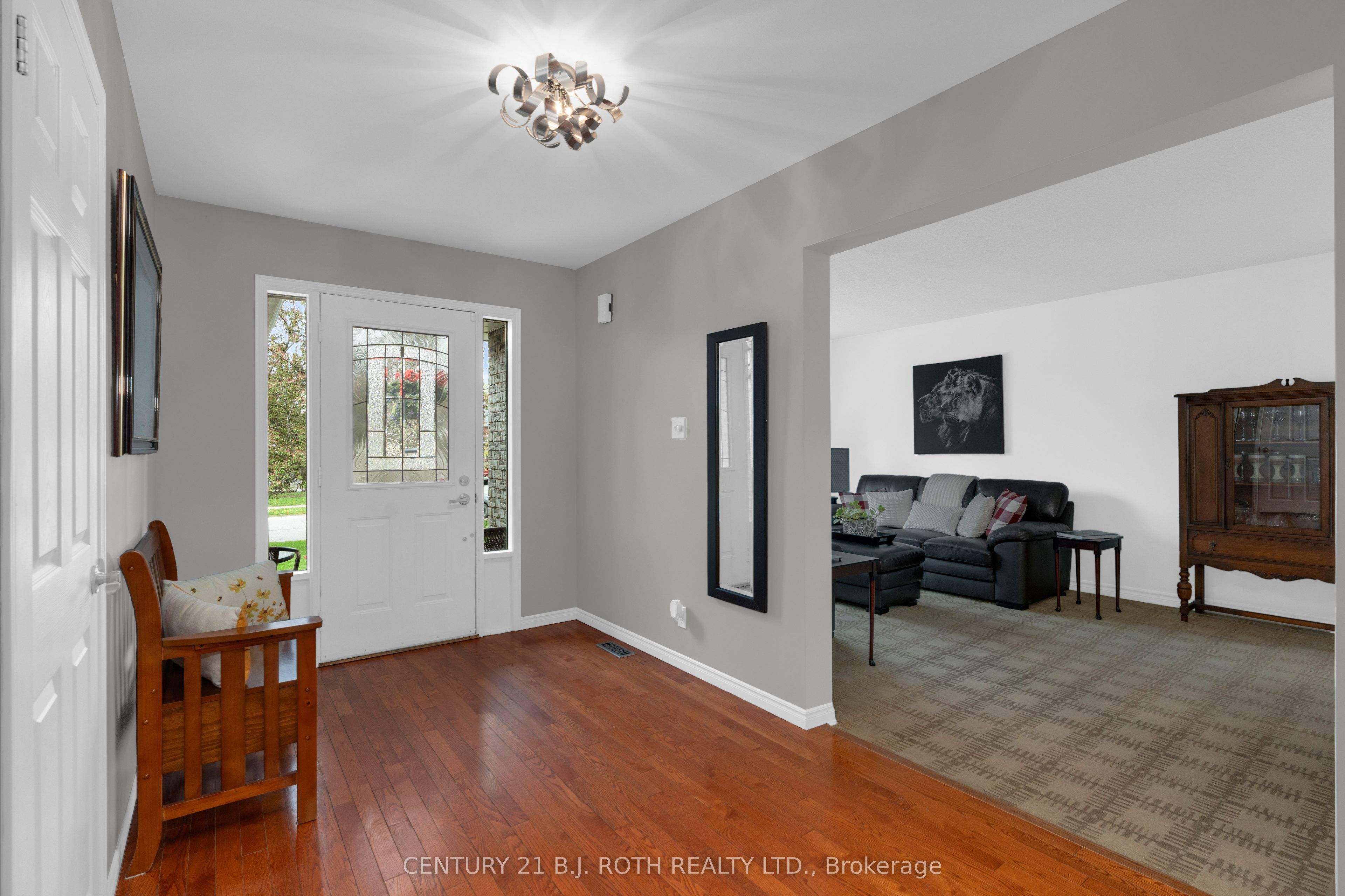 37 Laurentian Lane Property Photo 6
