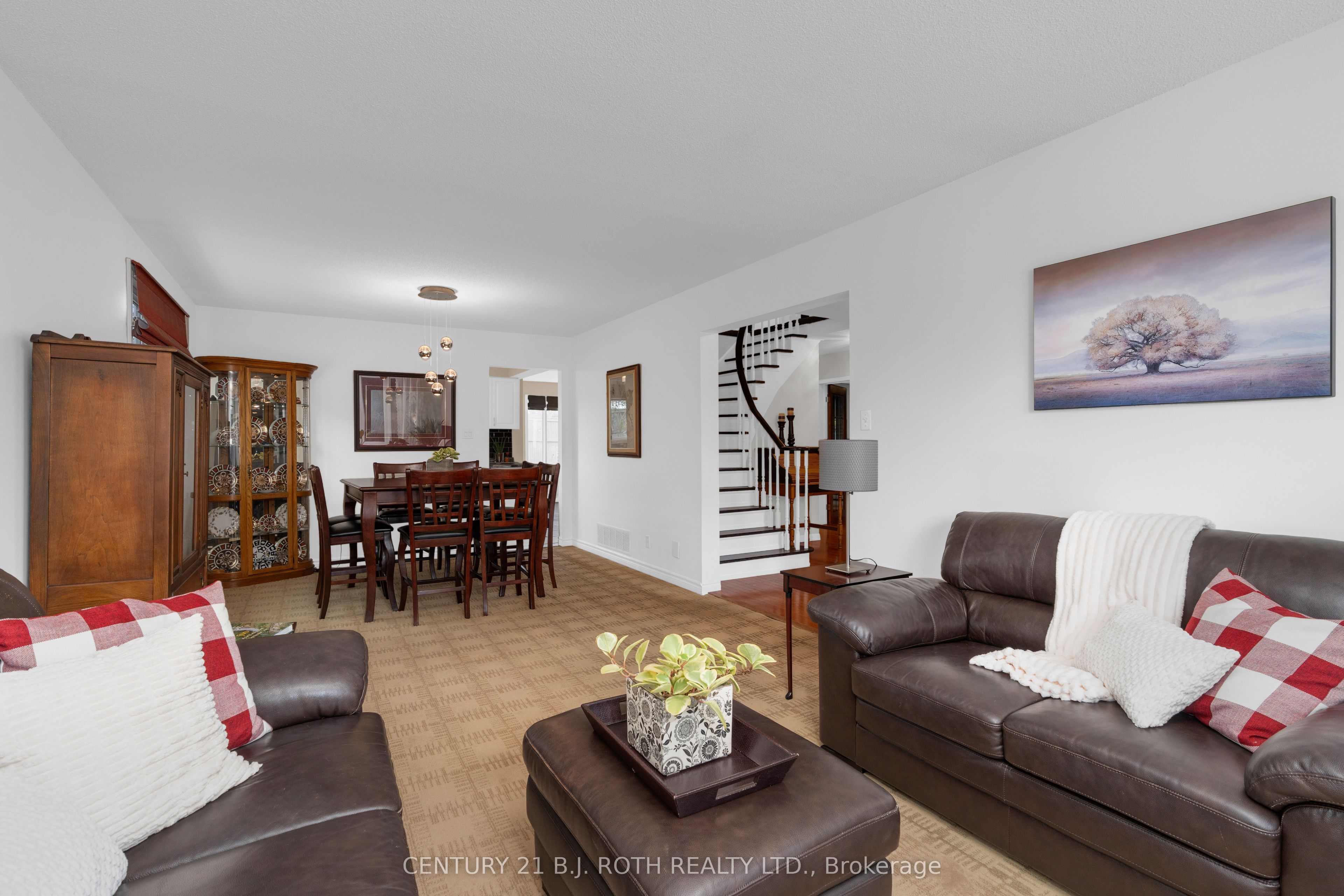 37 Laurentian Lane Property Photo 9