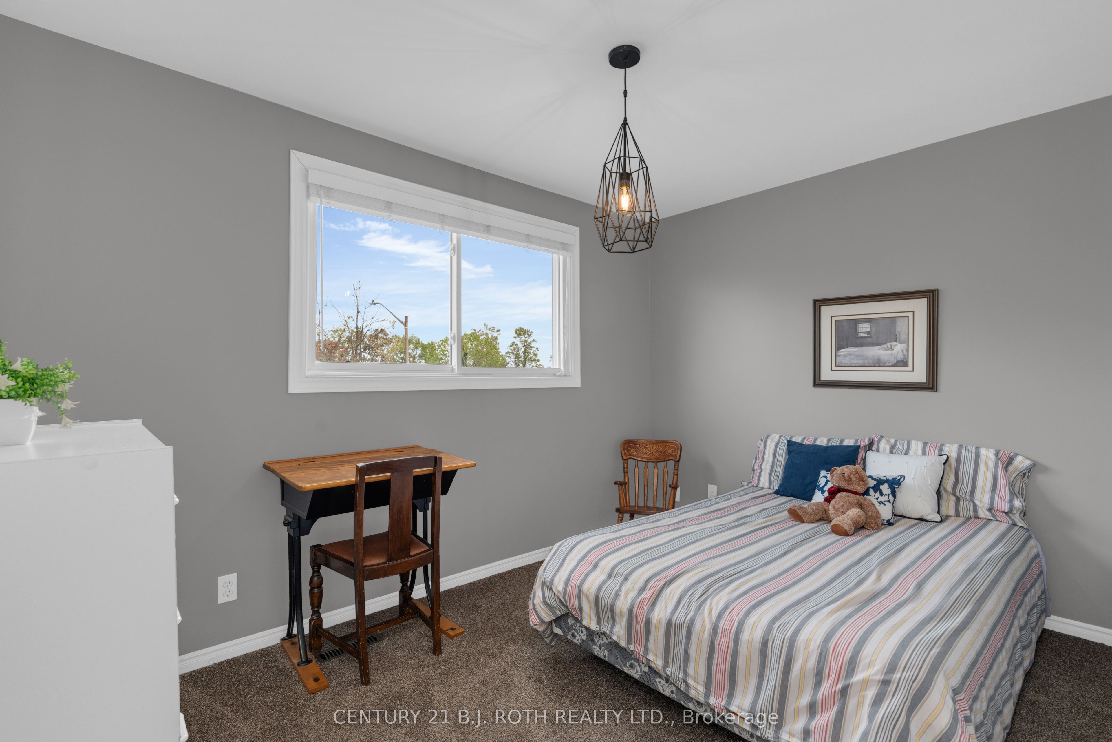 37 Laurentian Lane Property Photo 28