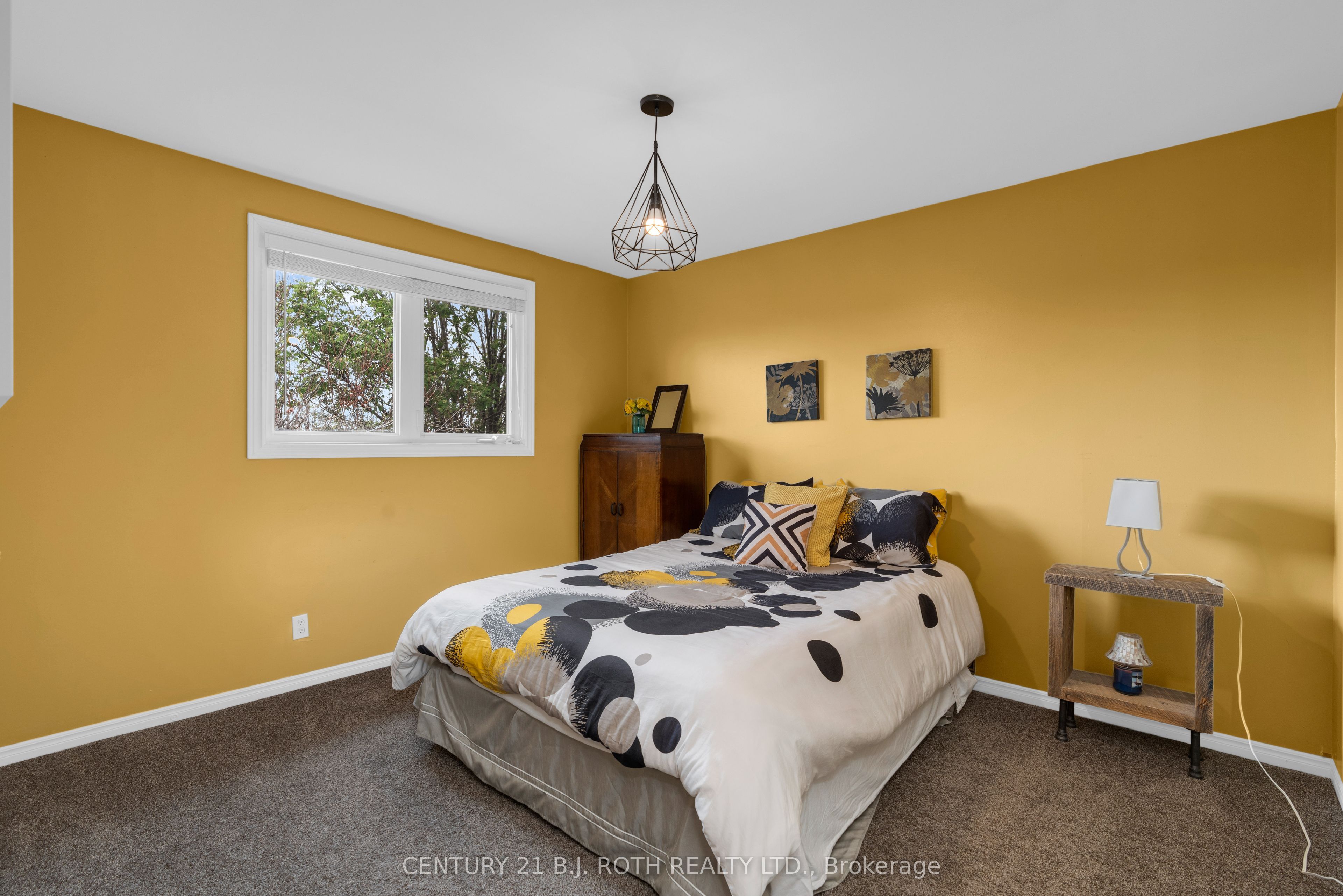 37 Laurentian Lane Property Photo 32