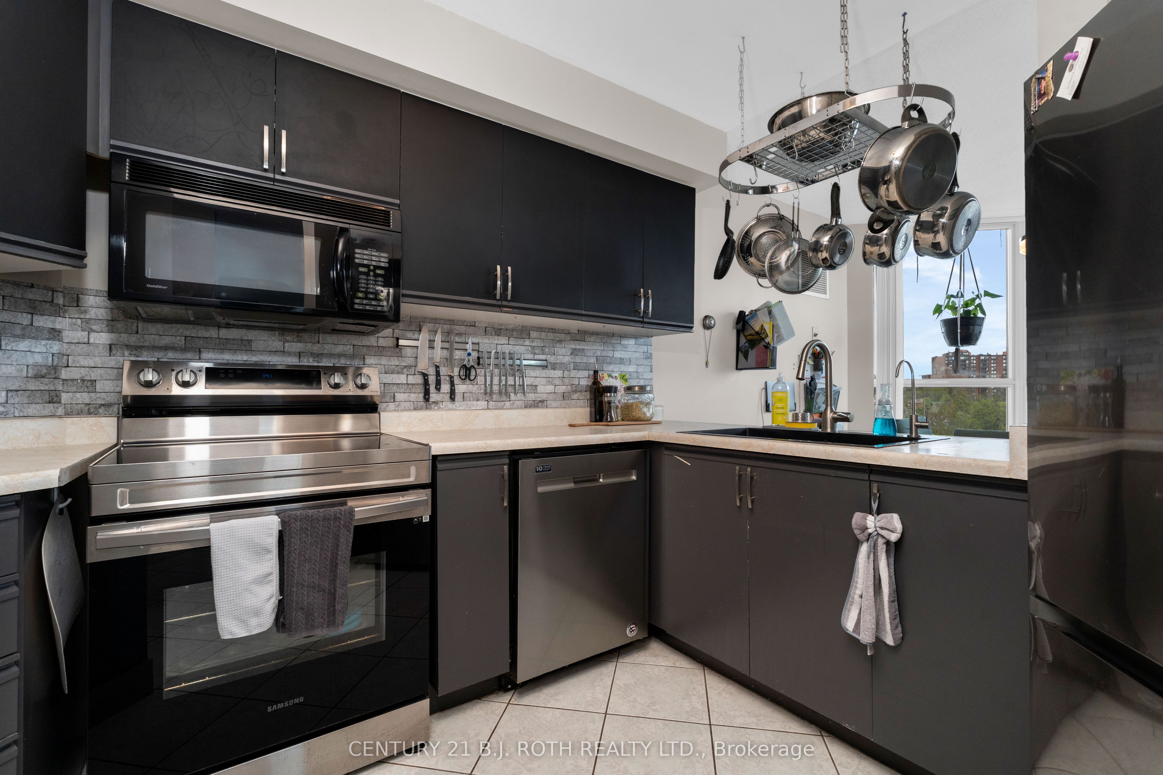 150 Dunlop Street E 807 Property Photo 11