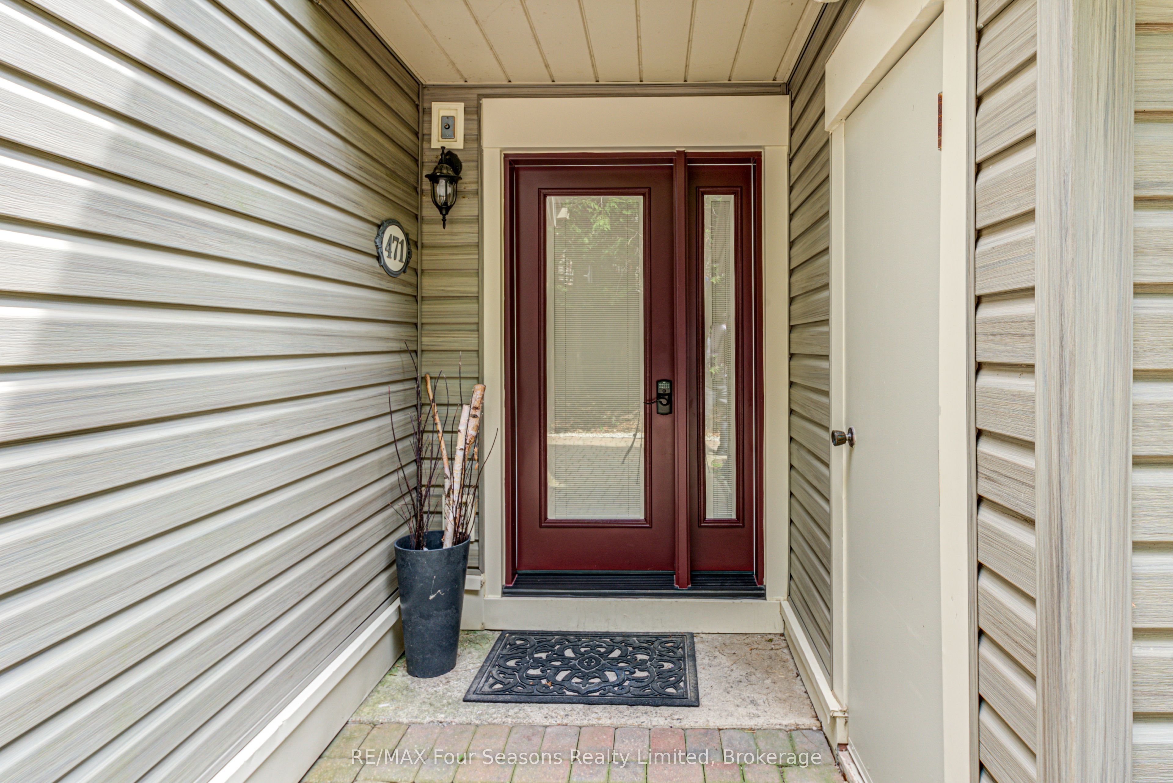 471 Oxbow Crescent Property Photo 3