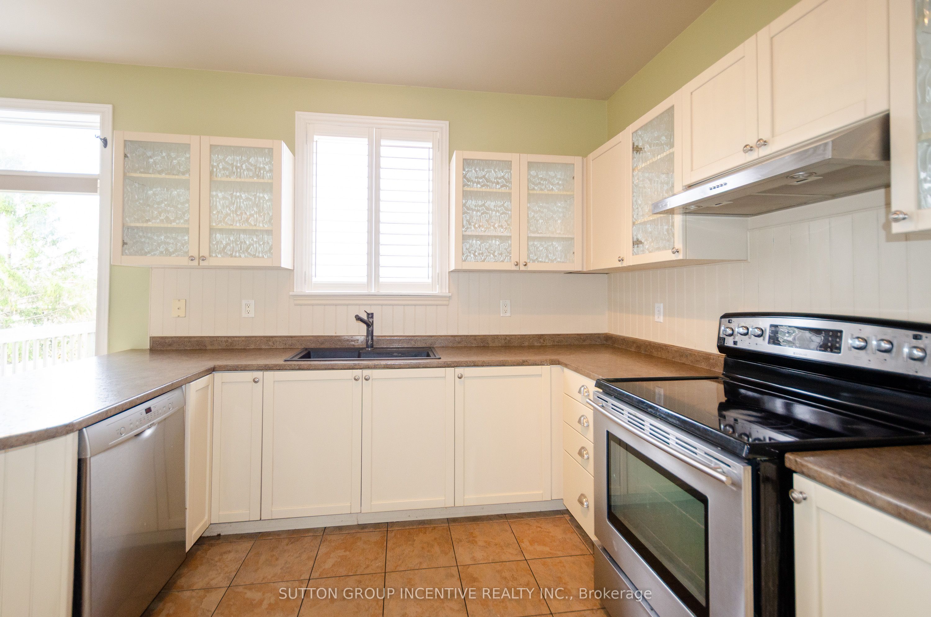 38 Harwood Drive Upper Property Photo 10