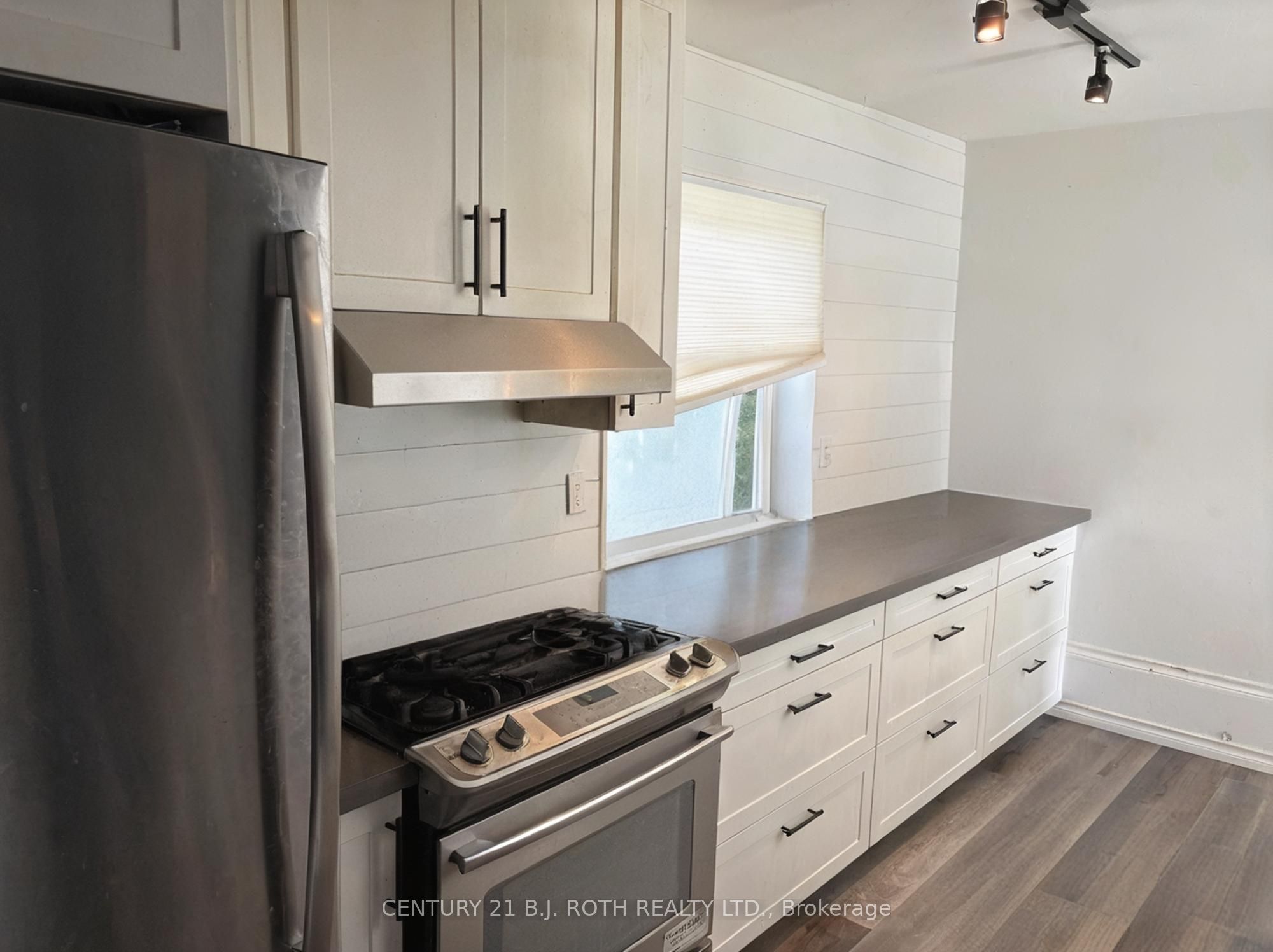 253 Dunlop Street E Property Photo 10