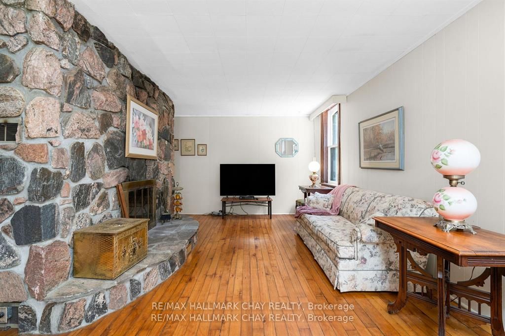 1407 Flos 8 Road W Property Photo 9