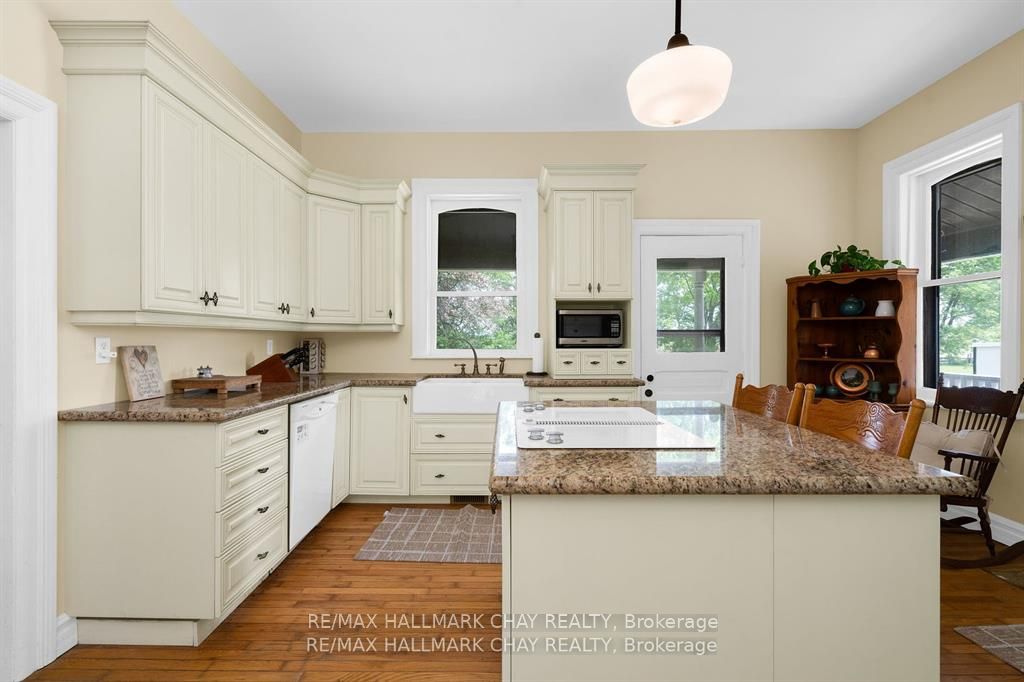 1407 Flos 8 Road W Property Photo 12