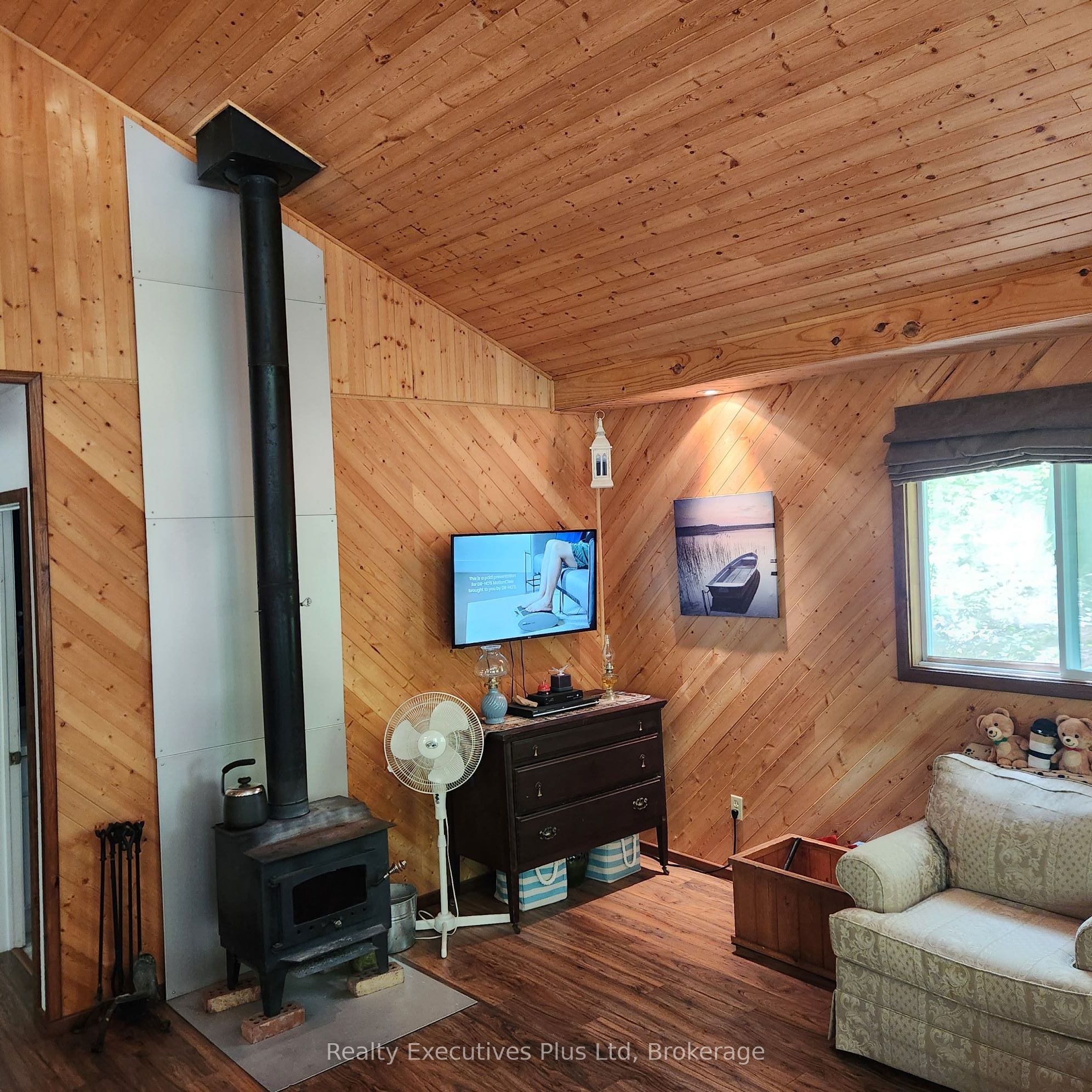 12 Waagosh Miikans Lane Property Photo 8