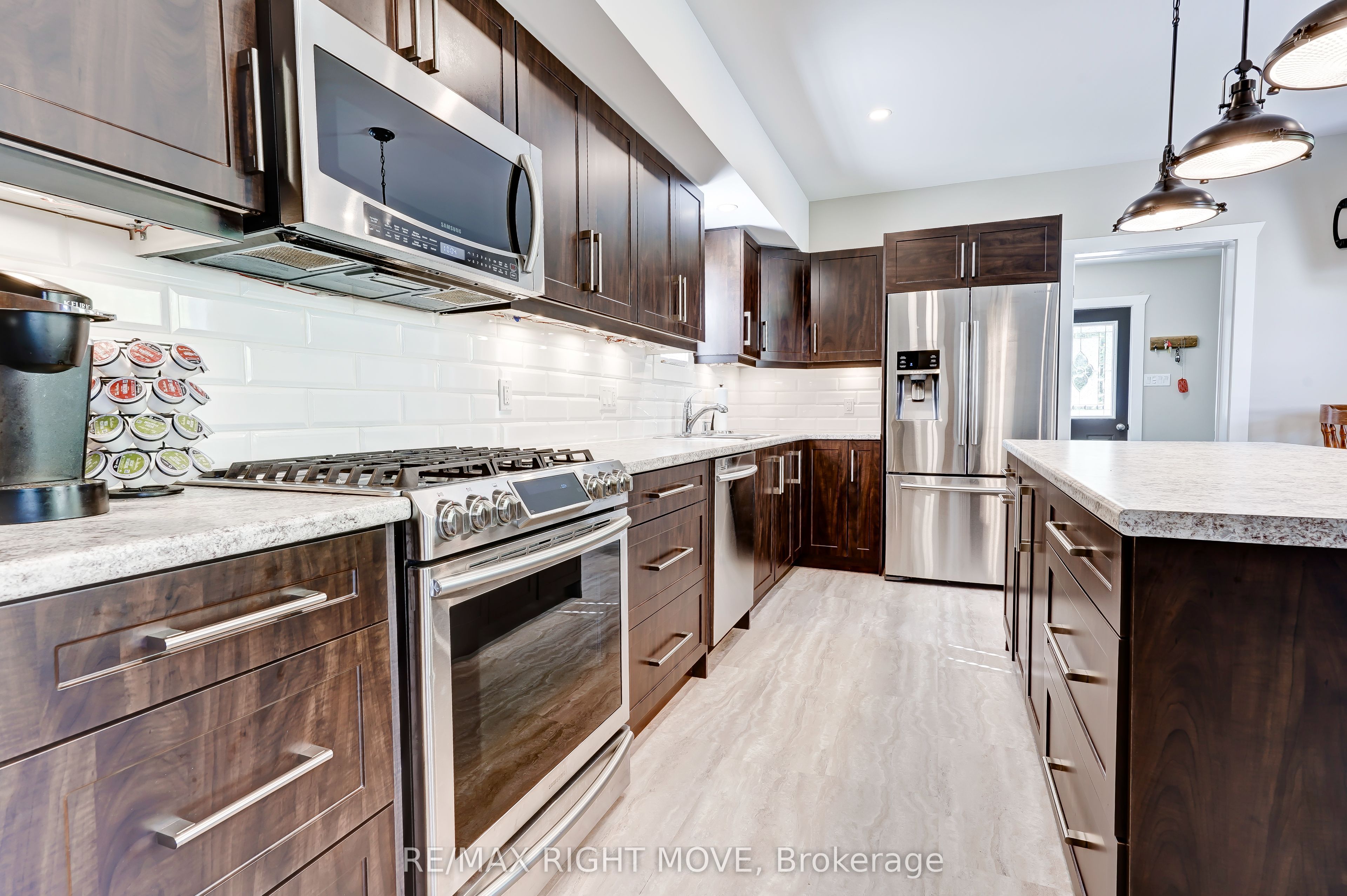 209 Atherley Road Property Photo 5