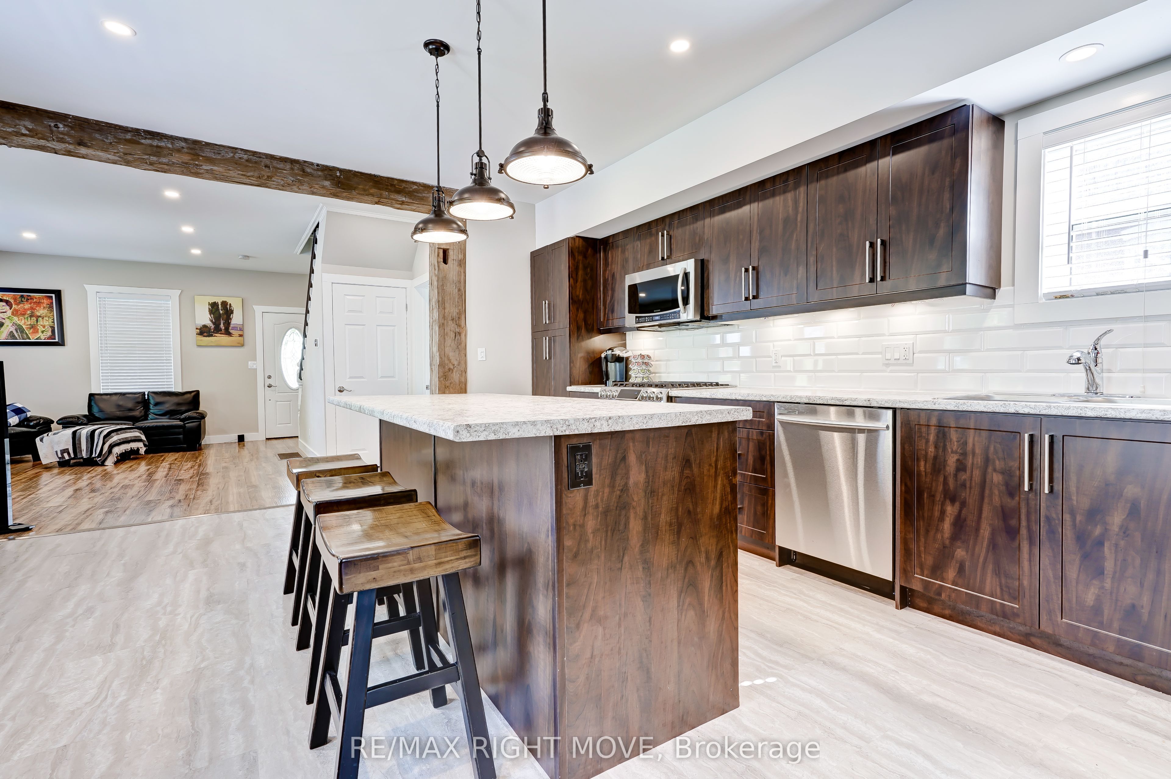 209 Atherley Road Property Photo 6