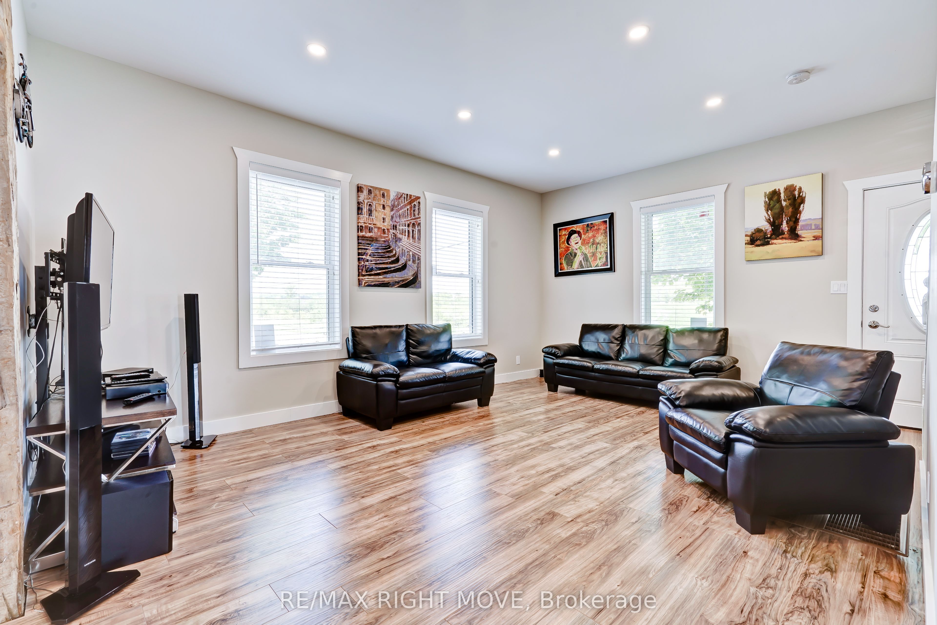 209 Atherley Road Property Photo 8