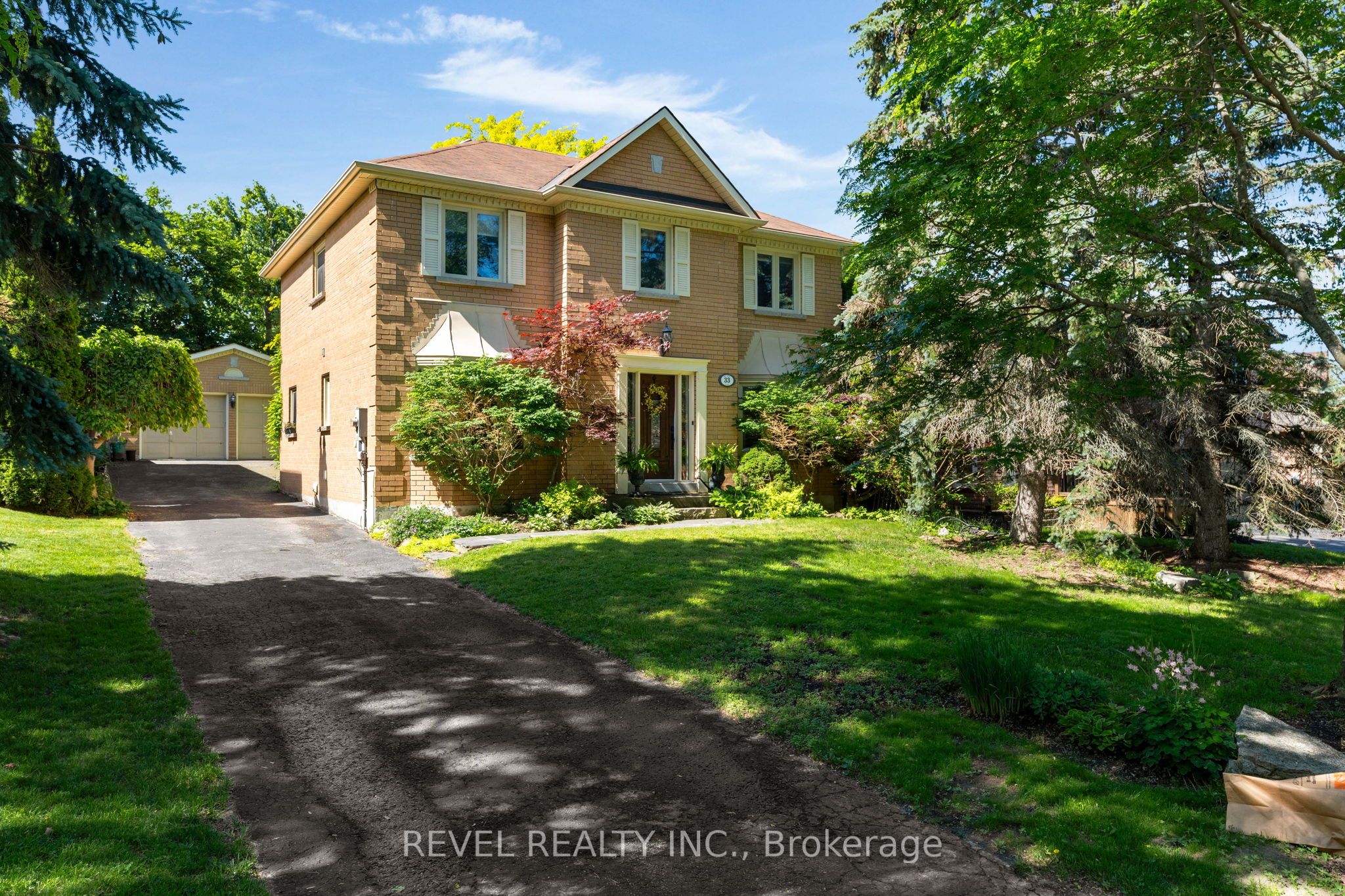33 Falling Brook Drive Property Photo 1