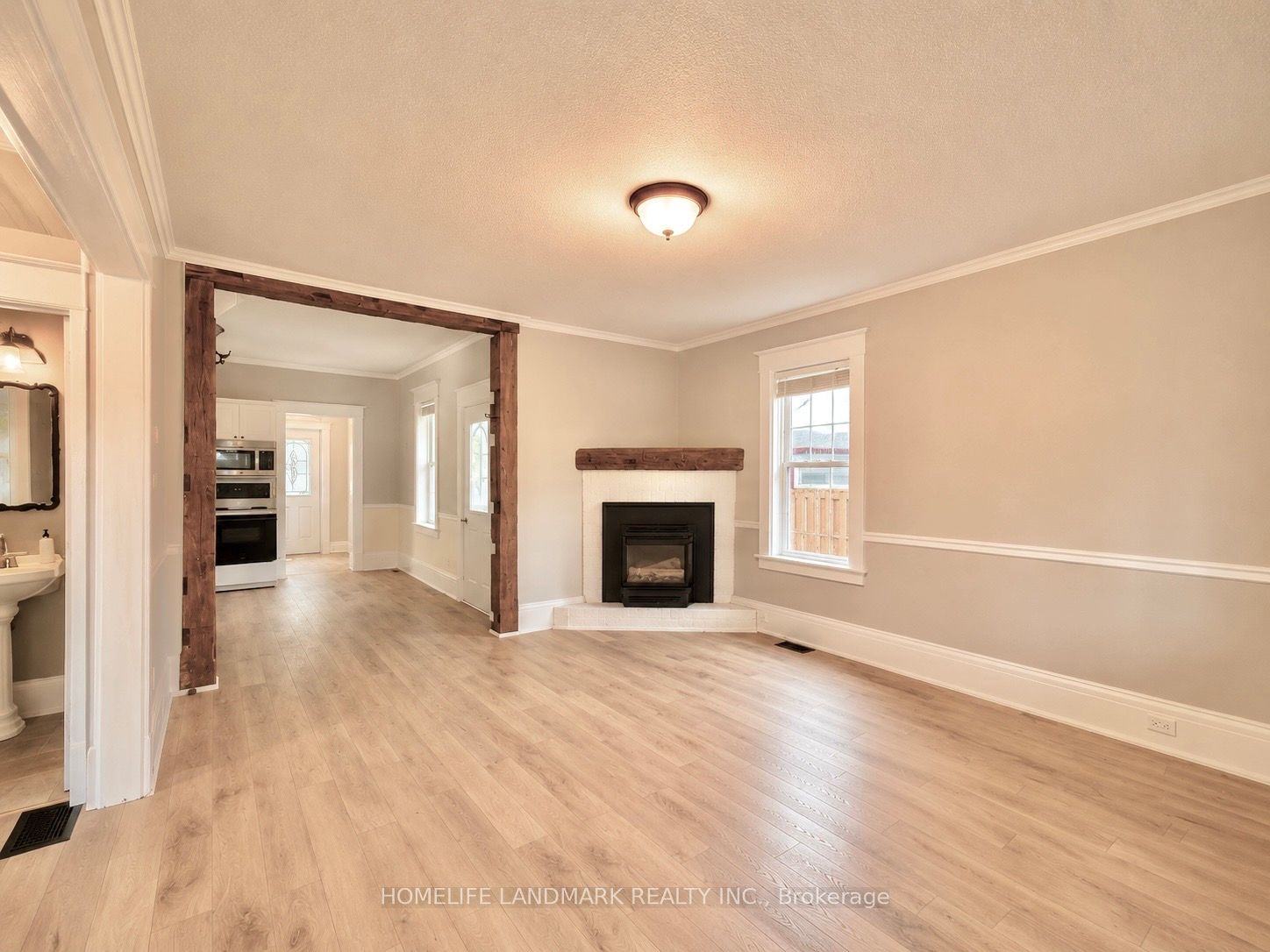 111 Penetang Street Property Photo 3