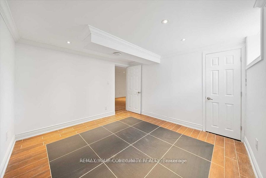 93 Westmount Drive S Lower Property Photo 7